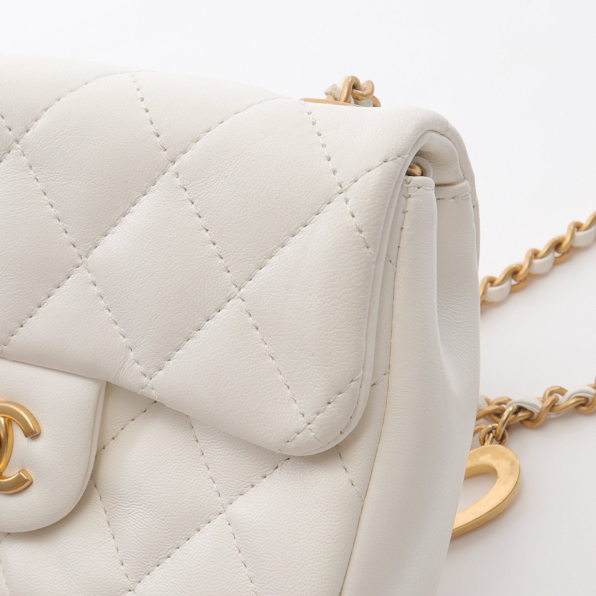 ミニマトラッセ チェーンショルダーバッグ ラムスキン ホワイト ゴールド金具 シャネル バッグ CHANEL