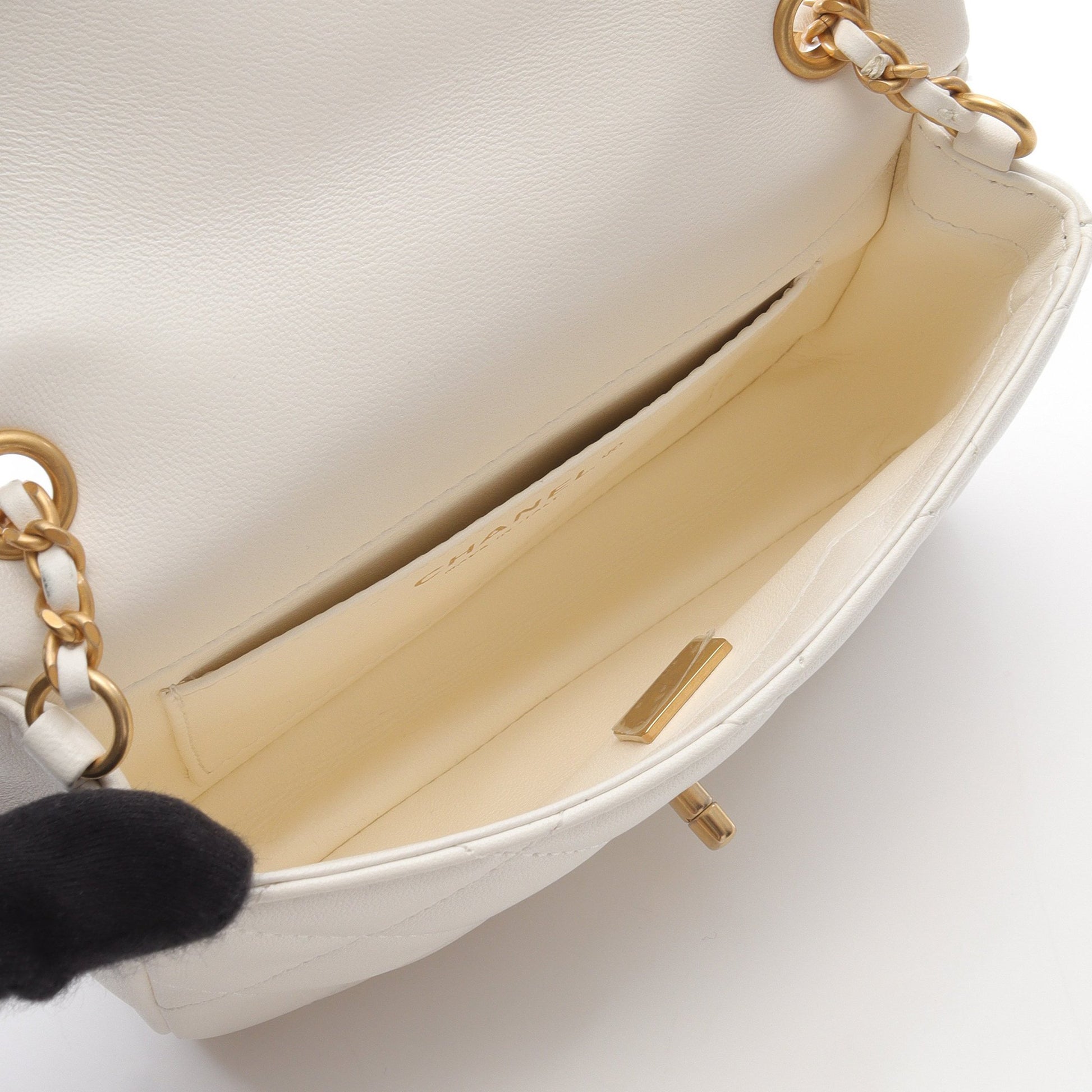 ミニマトラッセ チェーンショルダーバッグ ラムスキン ホワイト ゴールド金具 シャネル バッグ CHANEL