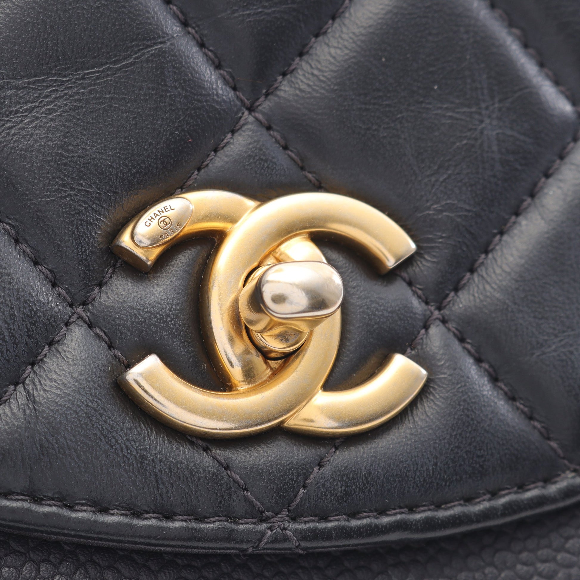 マトラッセ チェーンショルダーバッグ レザー キャビアスキン ブラック ゴールド金具 シャネル バッグ CHANEL
