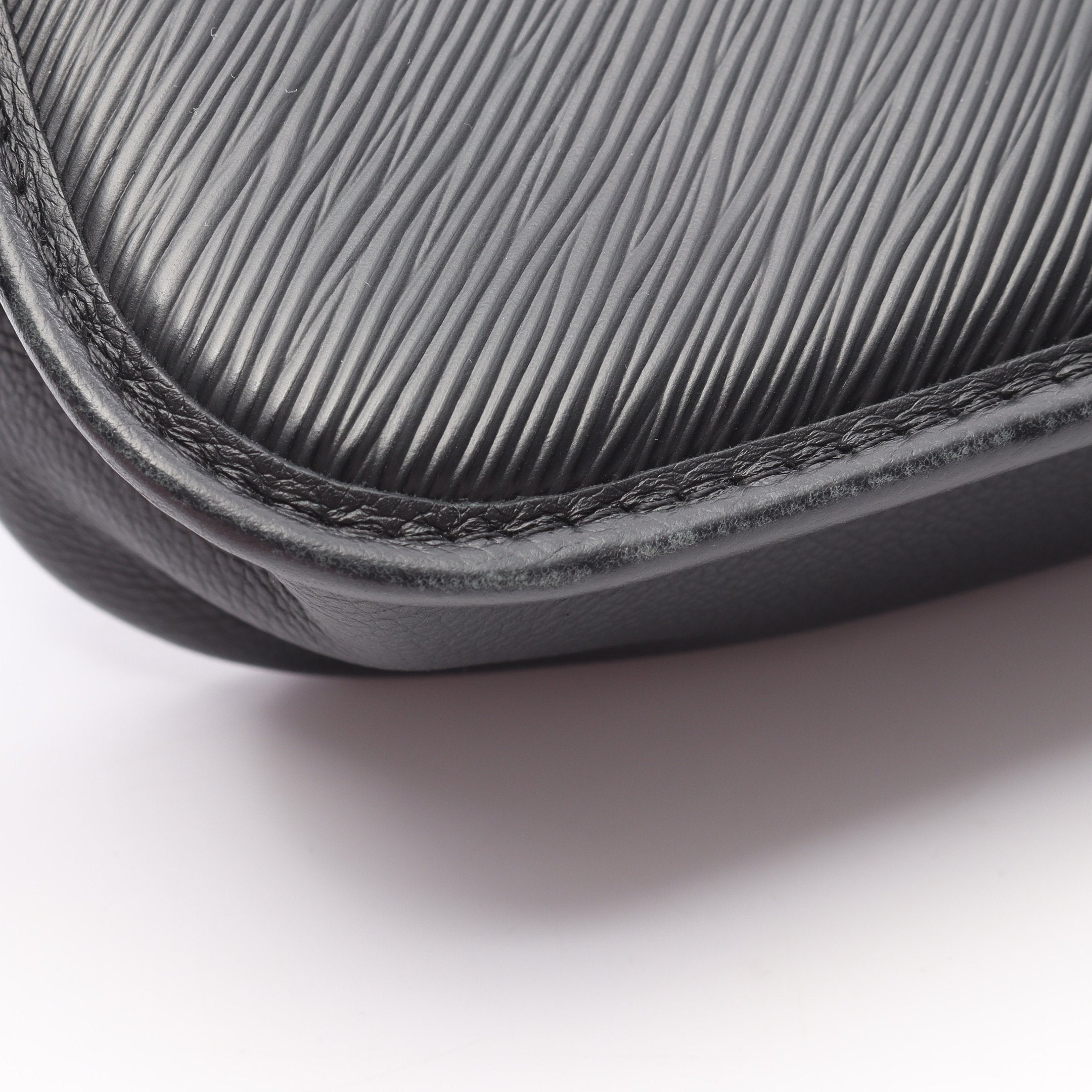 土日限定SALE価格 ルイ・ヴィトン エピ ビュシ ショルダーバッグ ノワール ルイ・ヴィトン“エピ・レザー”のクロスボディバッグ「ビュシ NM