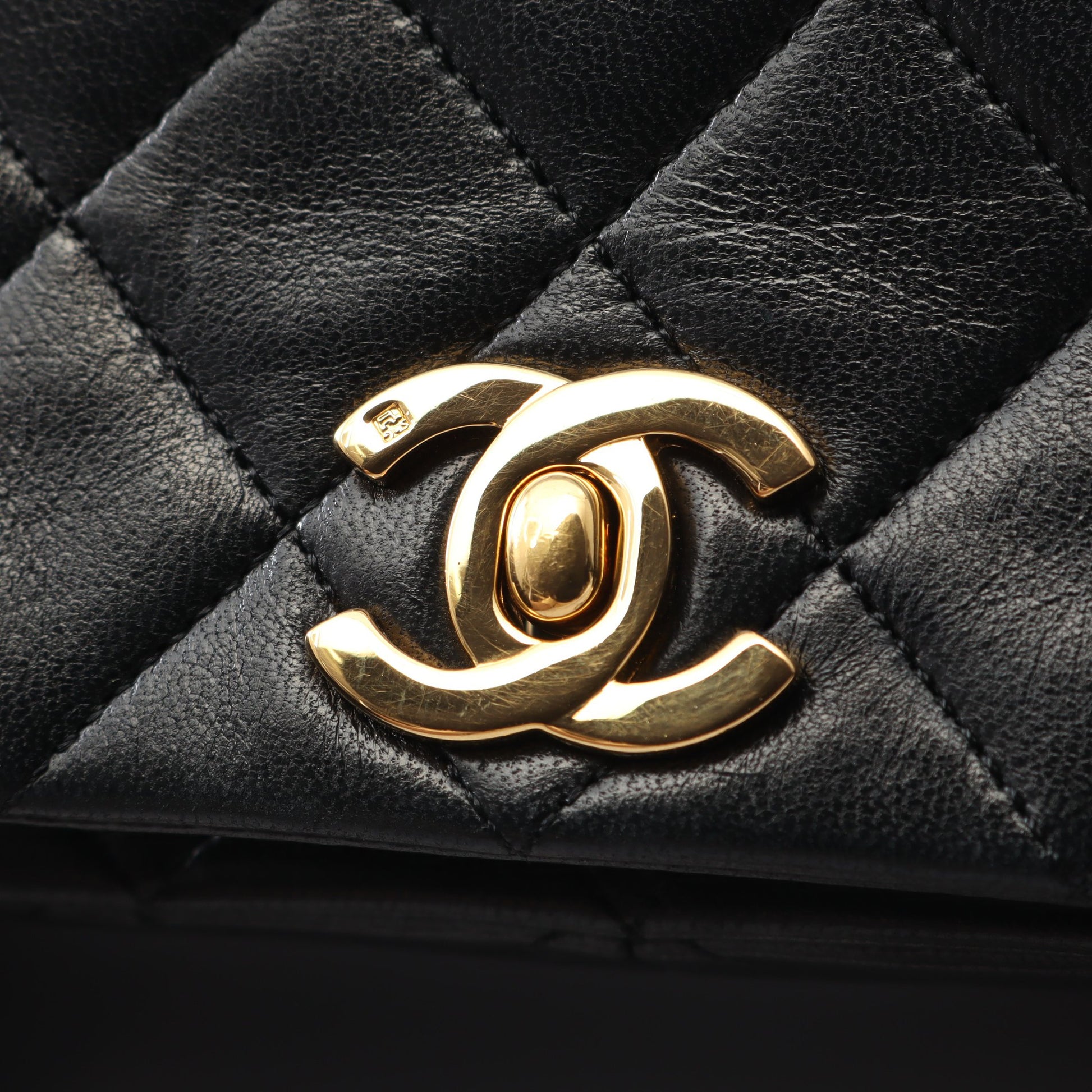 フルフラップ マトラッセ チェーンショルダーバッグ ラムスキン ブラック ゴールド金具 シャネル バッグ CHANEL