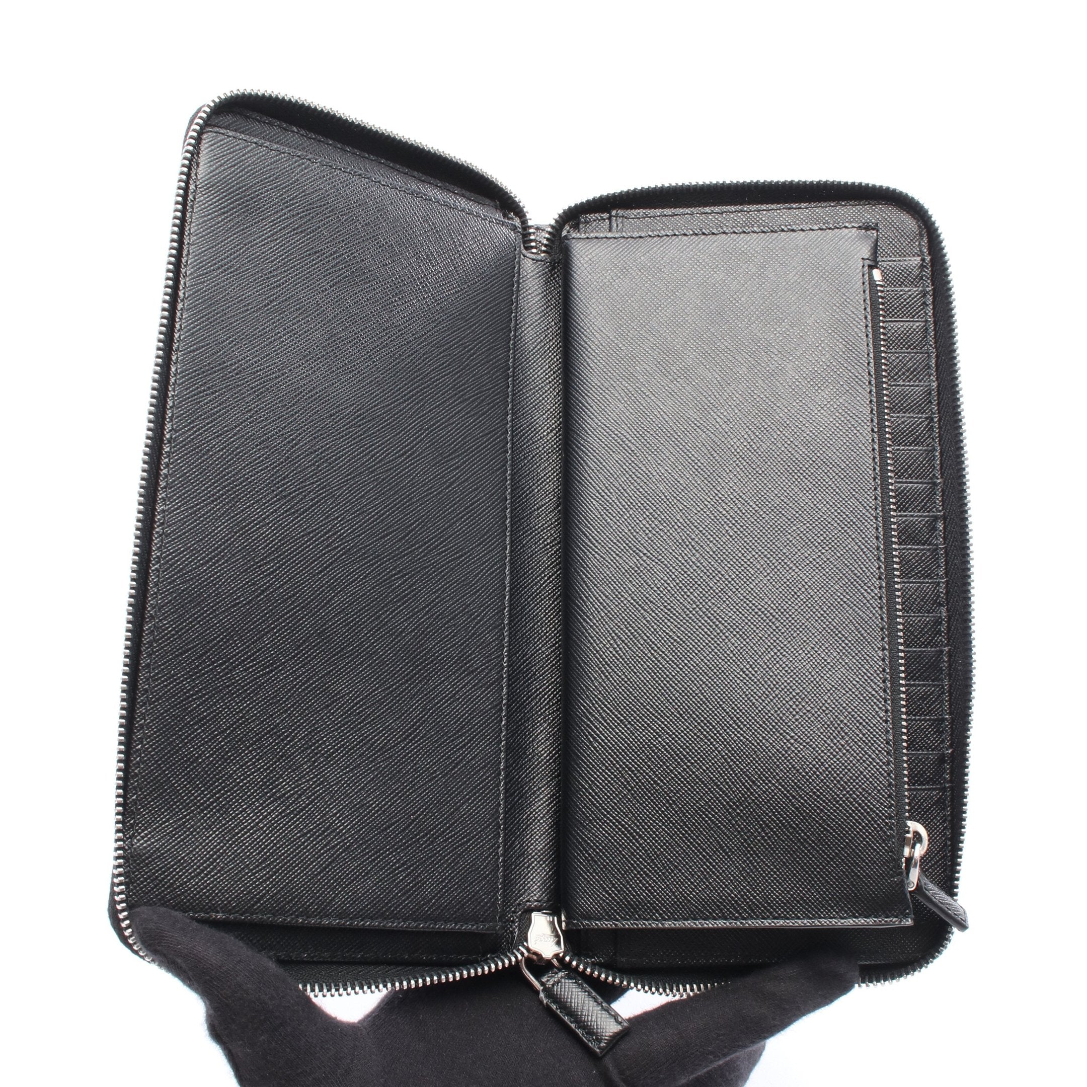 PRADA★ラウンドファスナー★二つ折り財布★サフィアーノレザー★ブラック ☆送料関税込☆PRADA プラダ サフィアーノレザー 二つ折り財布 (PRADA