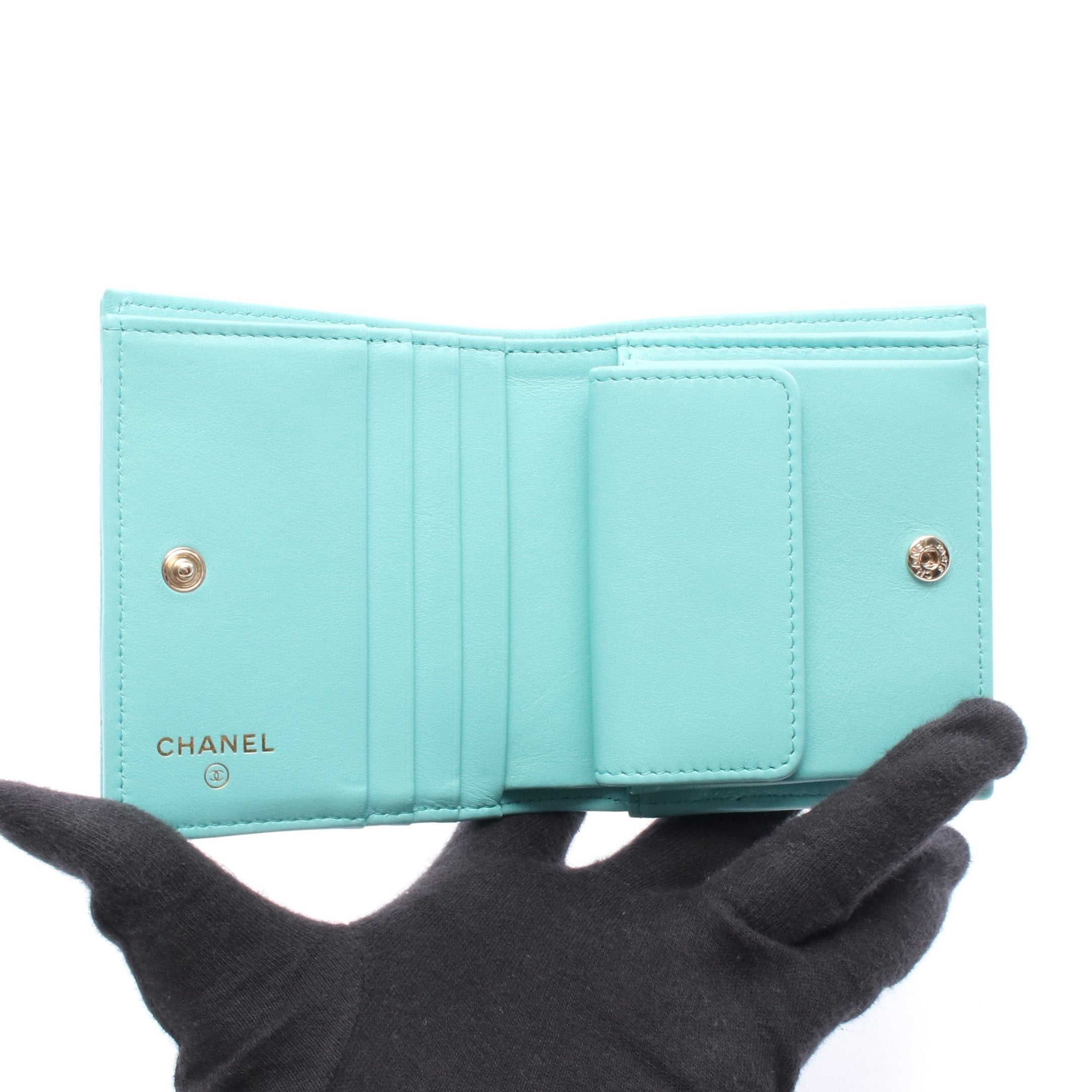 C*乃様 CHANEL 二つ折り財布 オリーブグリーン 25AW シャネル 即発 三つ折り財布 キャビア カーキ (CHANEL/折りたたみ