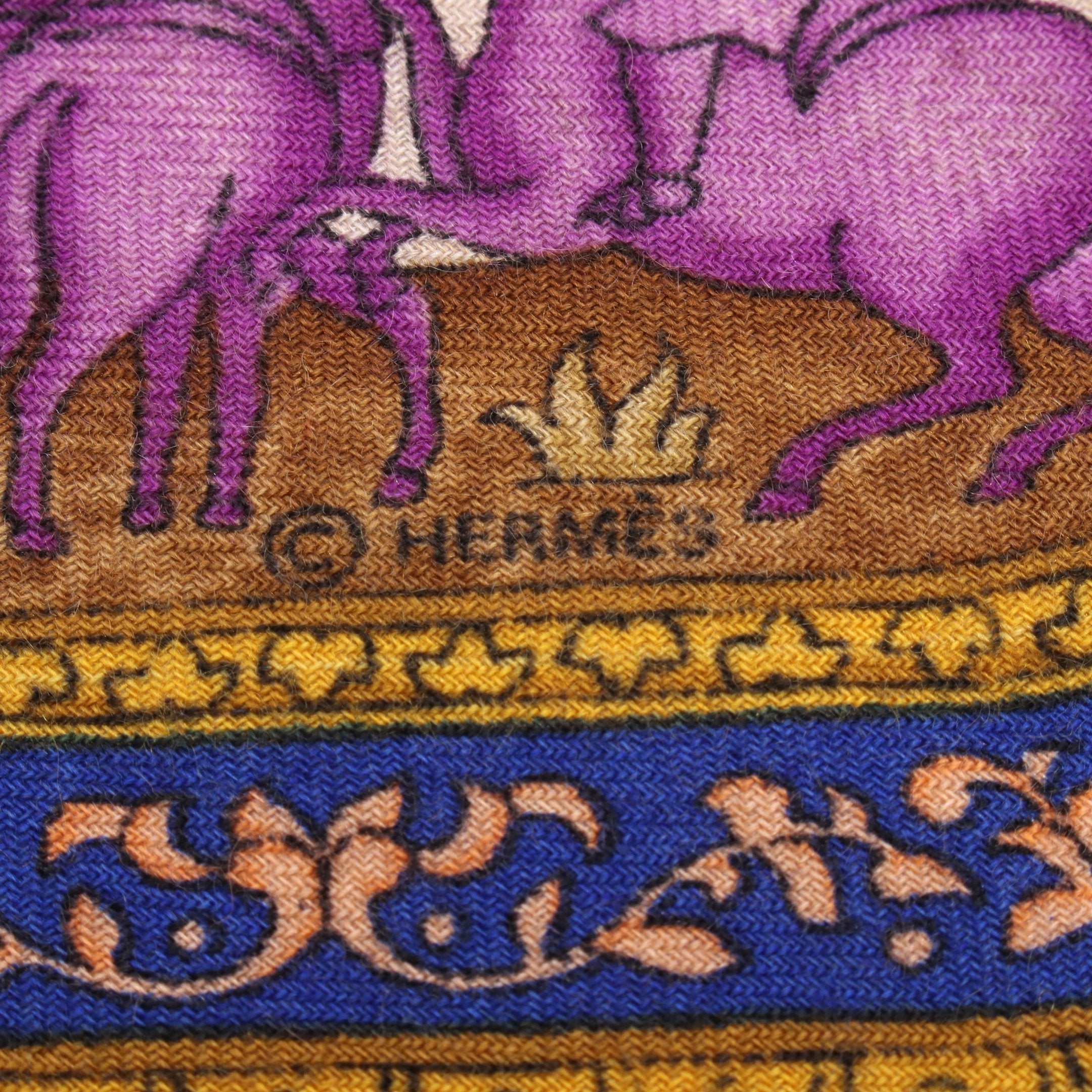 極美品　HERMES カレ90 Qalamdan ネイビー×レッド騎馬モチーフ カレ90 QALAMDAN スカーフ カシミヤ シルク レッド マルチカラー