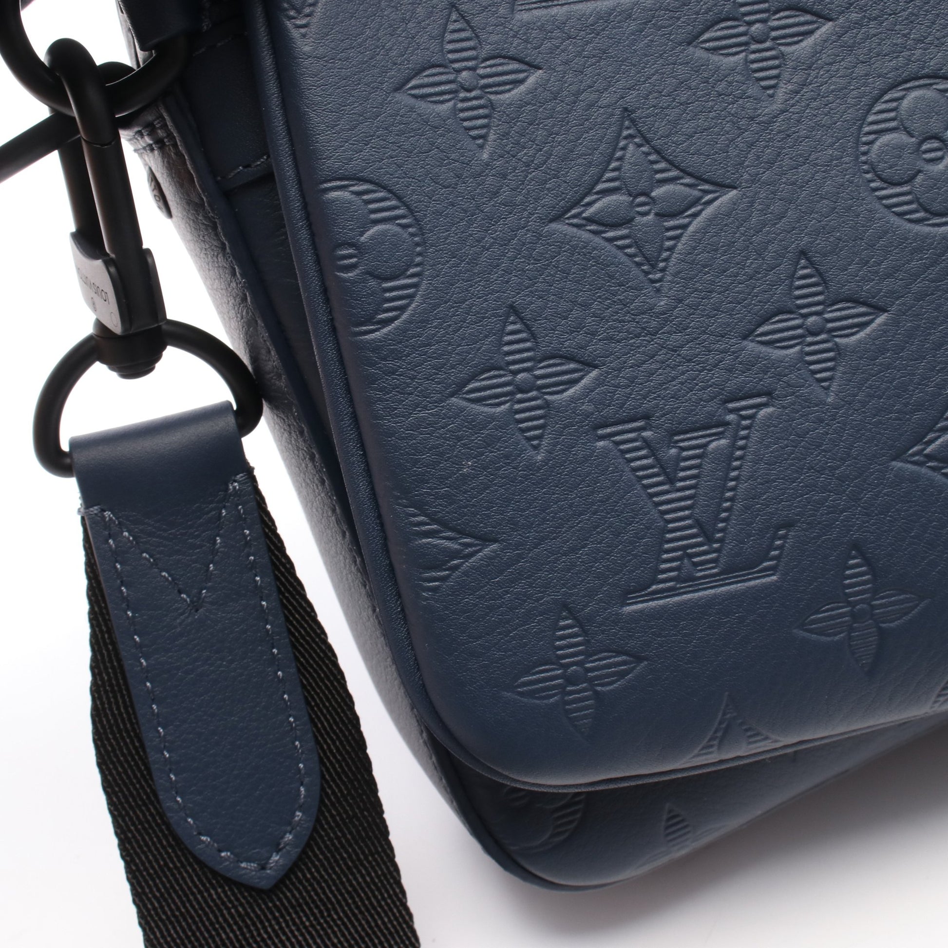 トリオ メッセンジャー モノグラムシャドウ ブルーマリーヌ ショルダーバッグ レザー ネイビー ルイヴィトン バッグ LOUIS VUITTON