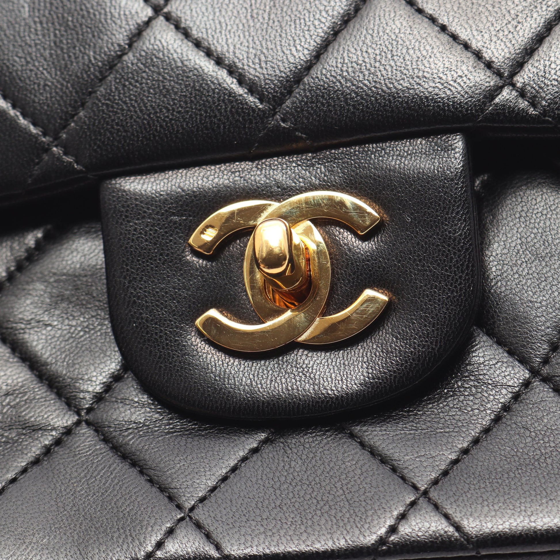 マトラッセ Wフラップ Wチェーンショルダーバッグ ラムスキン ブラック ゴールド金具 シャネル バッグ CHANEL