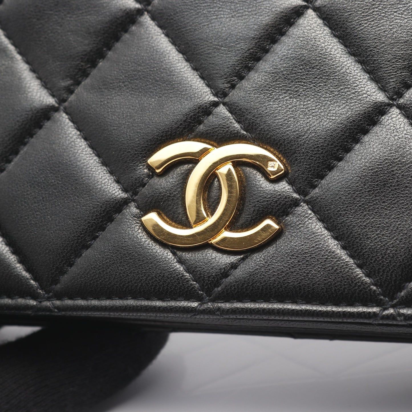 ミニマトラッセ フルフラップ チェーンショルダーバッグ ラムスキン ブラック ゴールド金具 シャネル バッグ CHANEL