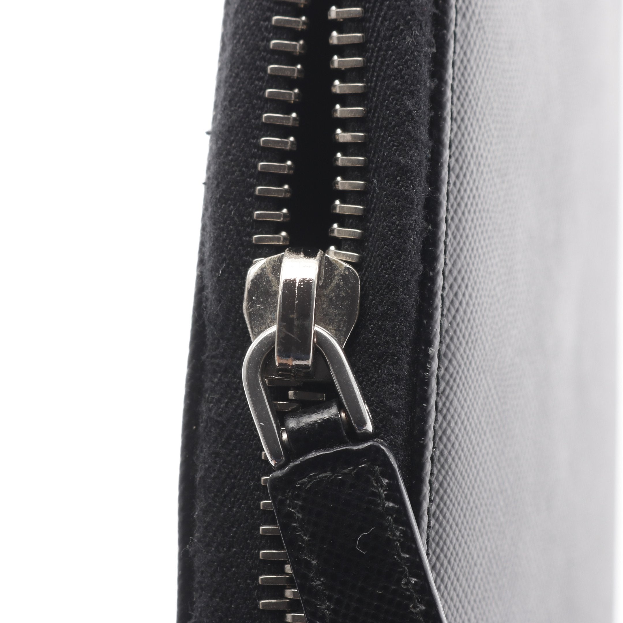 ラウンドファスナー長財布 型押しロゴ サフィアーノレザー