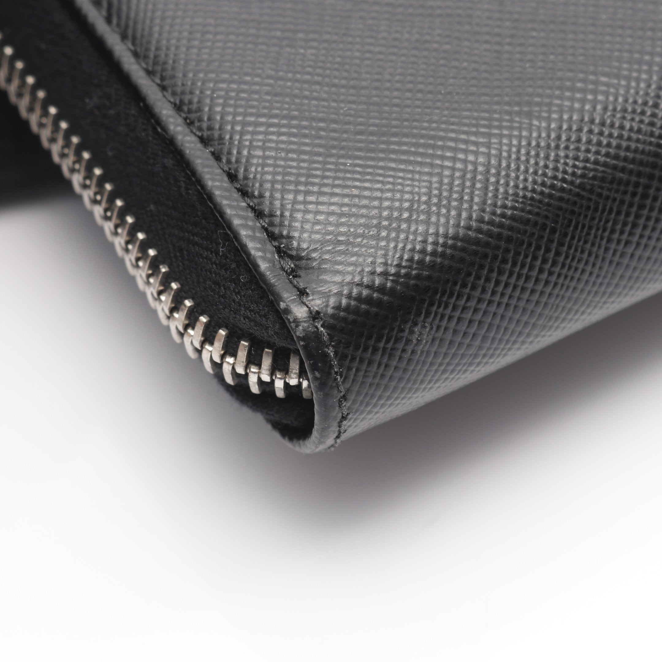 プラダ　長財布　ラウンドファスナー　黒　サフィアーノレザー　ロゴ型押し ラウンドファスナー長財布 型押しロゴ サフィアーノレザー