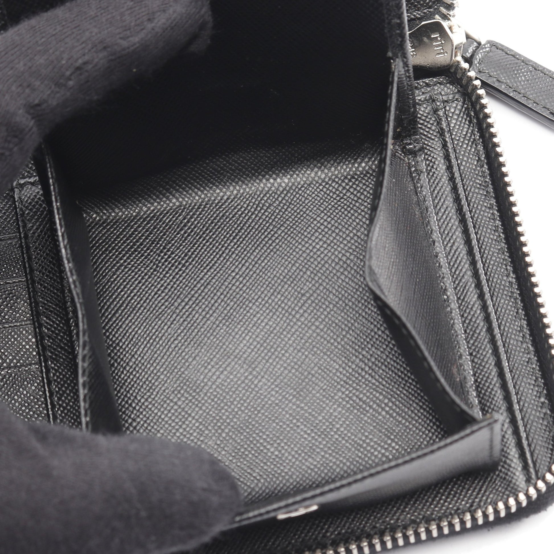 ラウンドファスナー長財布 型押しロゴ サフィアーノレザー ブラック プラダ 財布・小物 PRADA