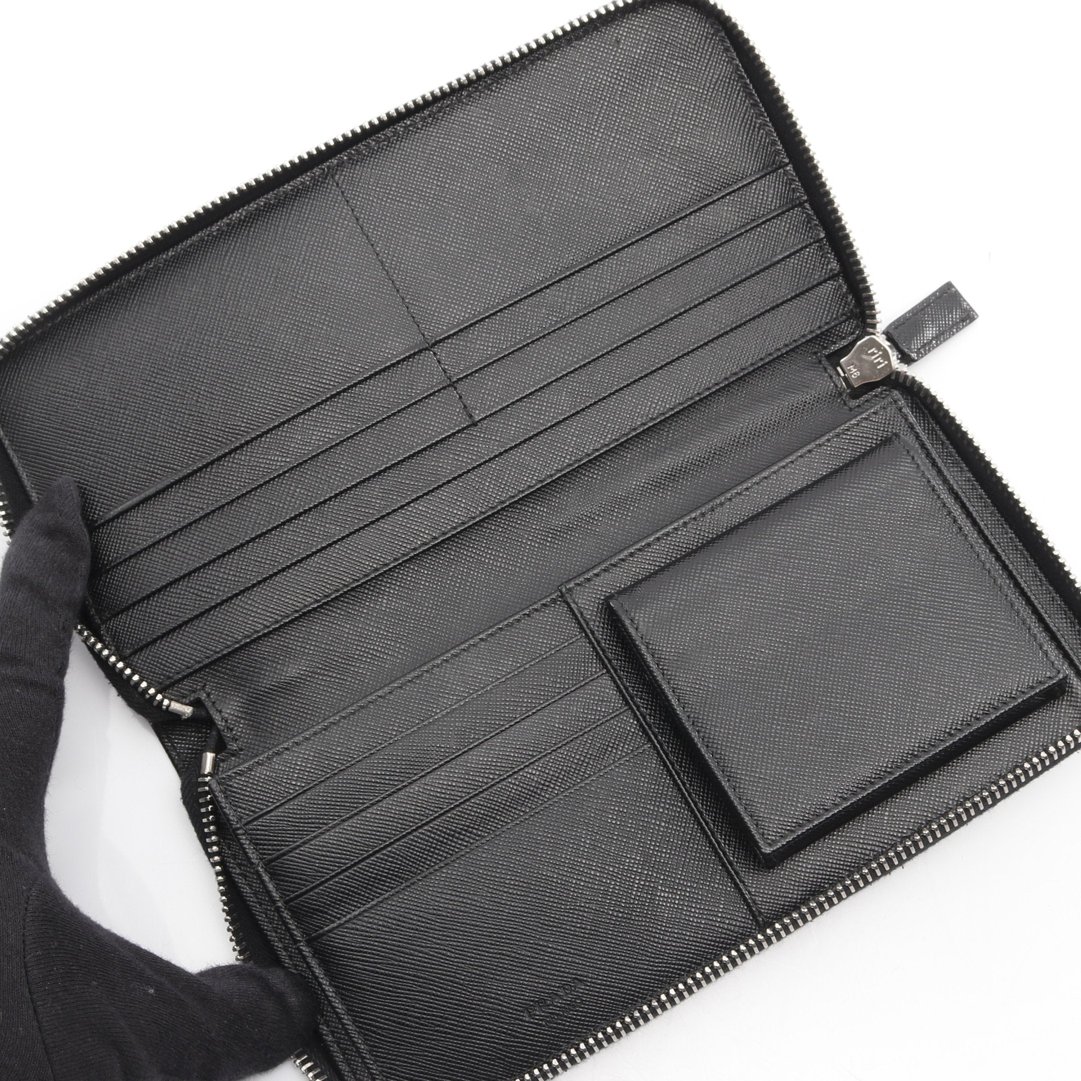 希少✨プラダ 長財布 オーガナイザー ファスナー ロゴ型押し サフィアーノ 黒 ラウンドファスナー長財布 型押しロゴ サフィアーノレザー