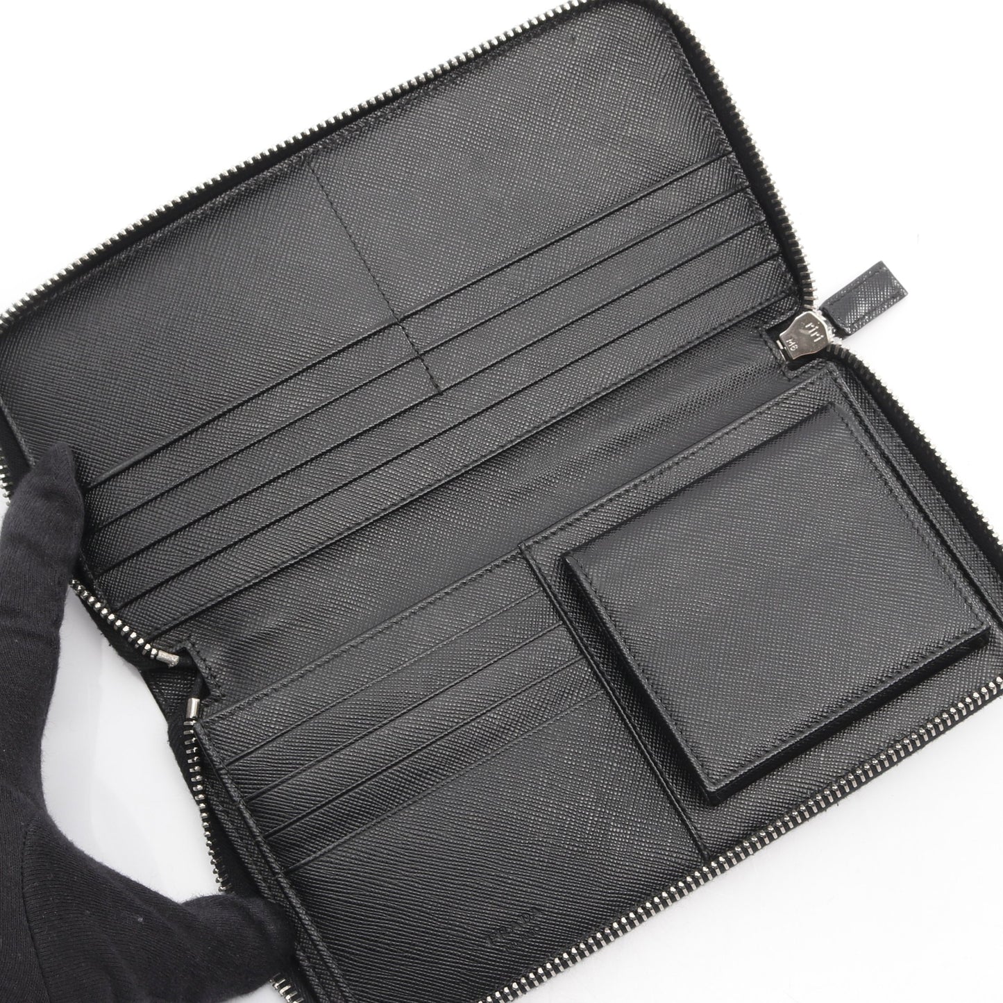 ラウンドファスナー長財布 型押しロゴ サフィアーノレザー ブラック プラダ 財布・小物 PRADA