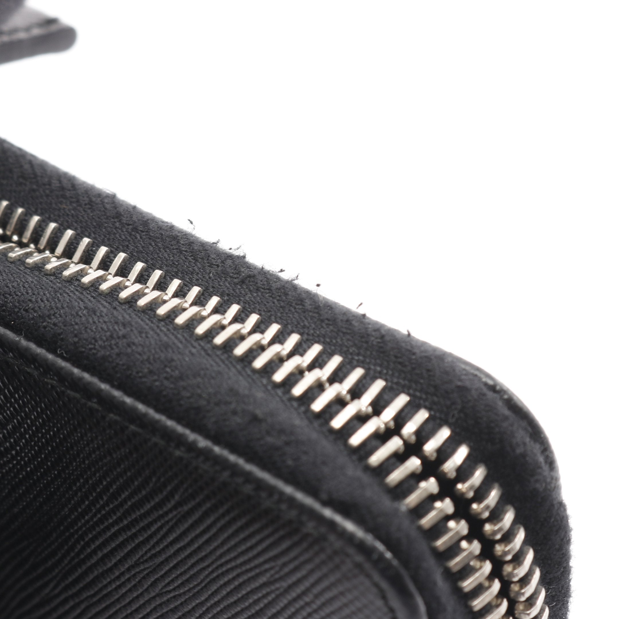 プラダ　長財布　ラウンドファスナー　黒　サフィアーノレザー　ロゴ型押し ラウンドファスナー長財布 型押しロゴ サフィアーノレザー