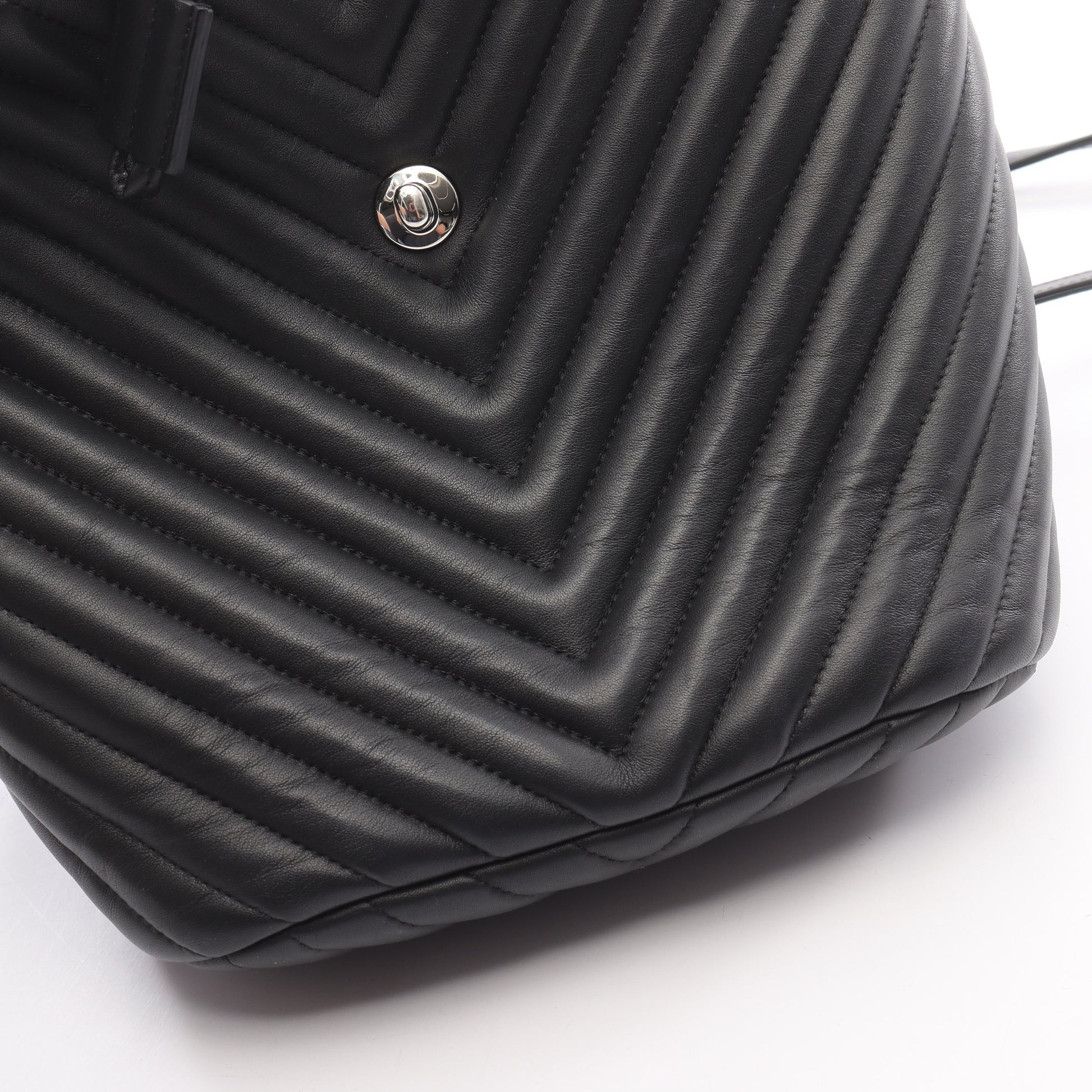 Vステッチ シェブロン バックパック リュックサック ラムスキン ブラック シルバー金具 シャネル バッグ CHANEL
