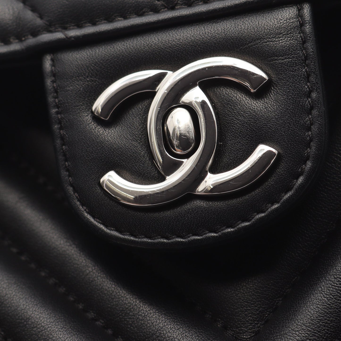 Vステッチ シェブロン バックパック リュックサック ラムスキン ブラック シルバー金具 シャネル バッグ CHANEL