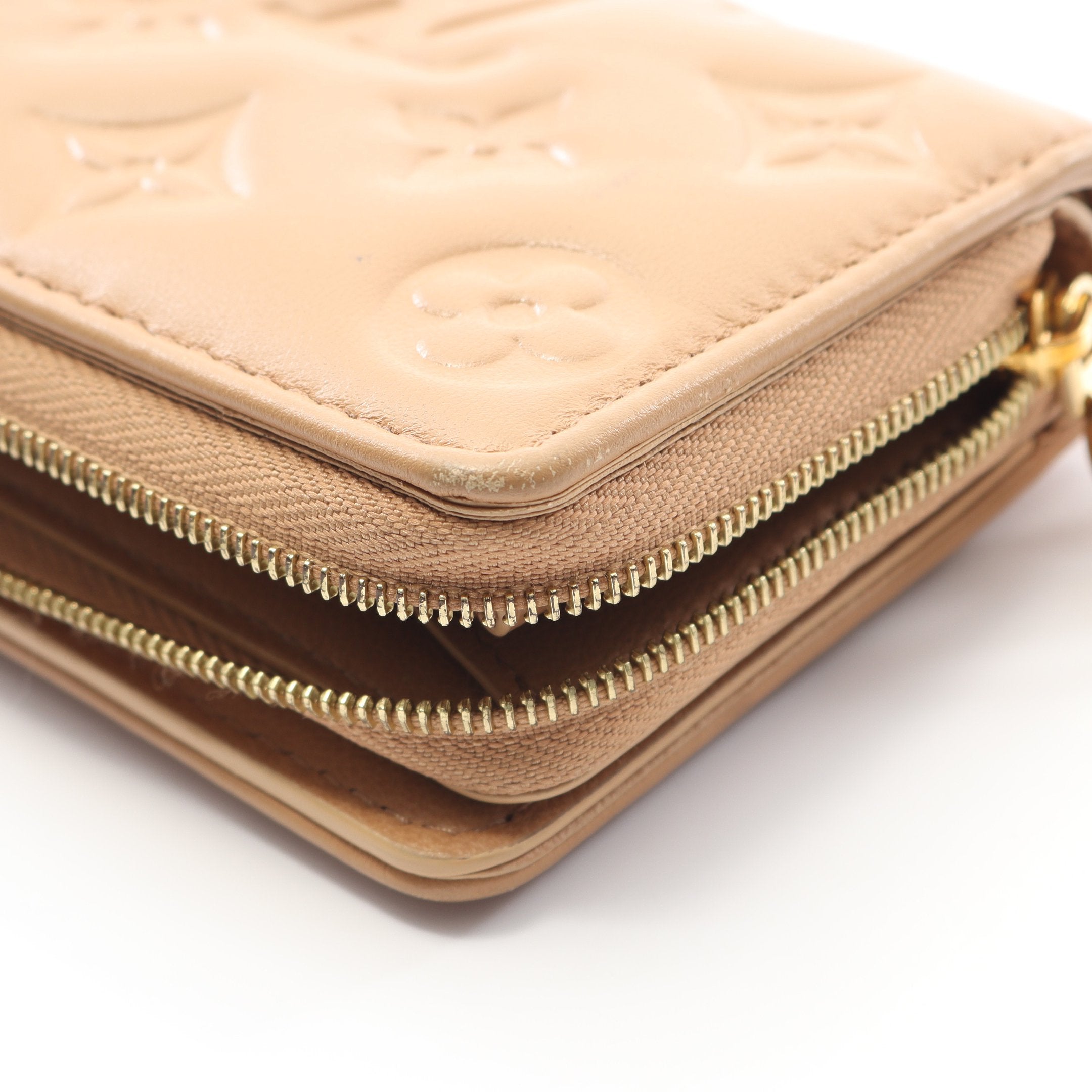 ポルトフォイユ ルー モノグラムエンボス キャメル 二つ折り財布