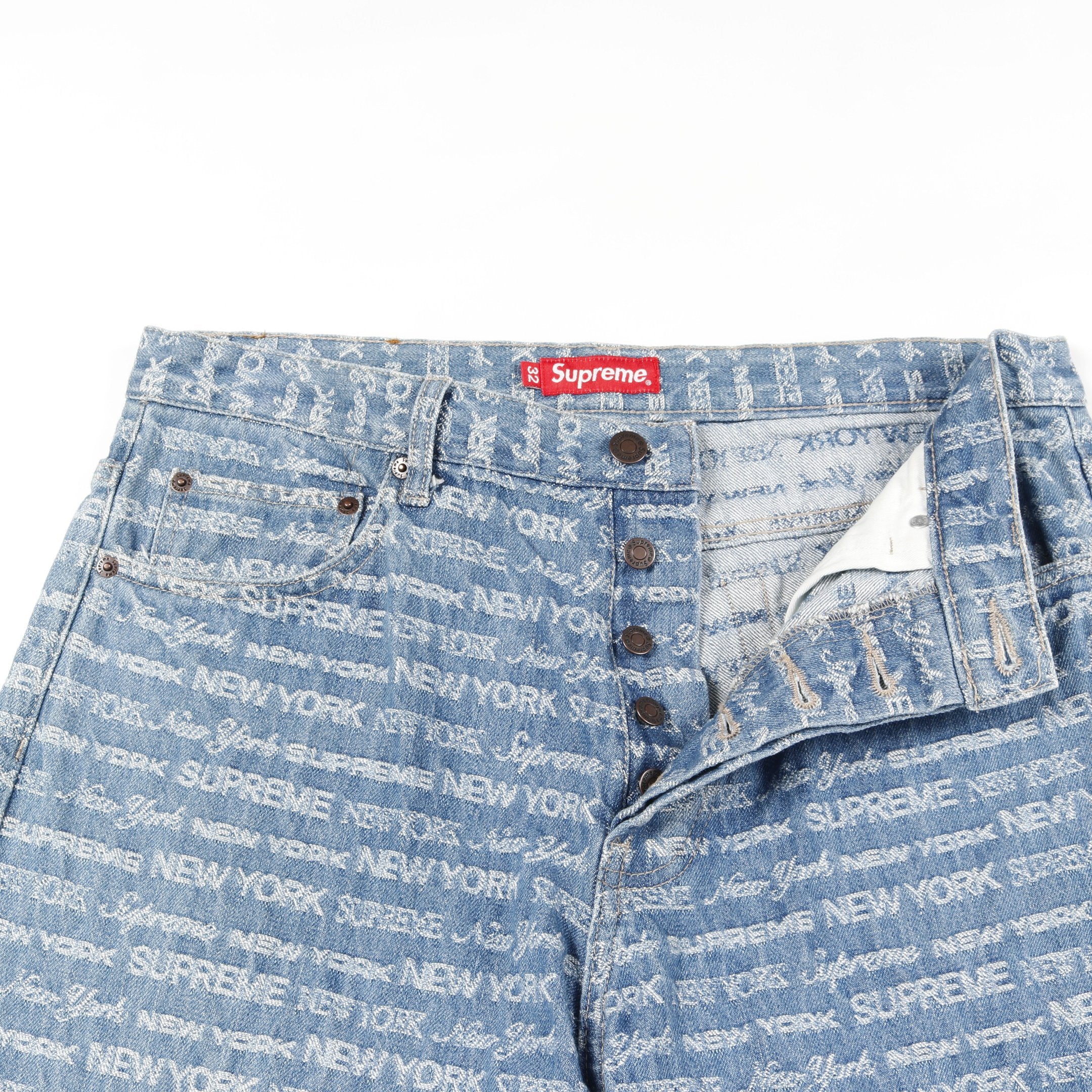 Supreme ライトブルーデニムパンツ デニムパンツ ロゴ総柄 コットン ライトブルー ボタンフライ