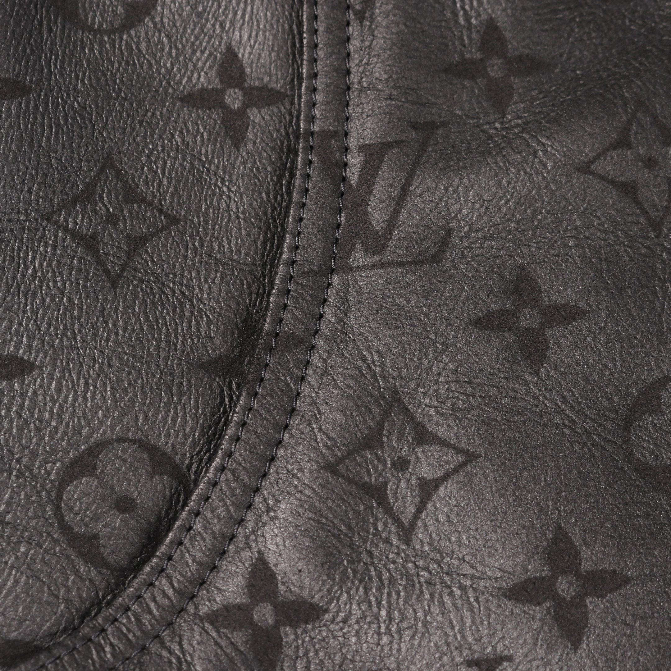 シアリングエンボス モノグラム ブルゾン レザージャケット ボア