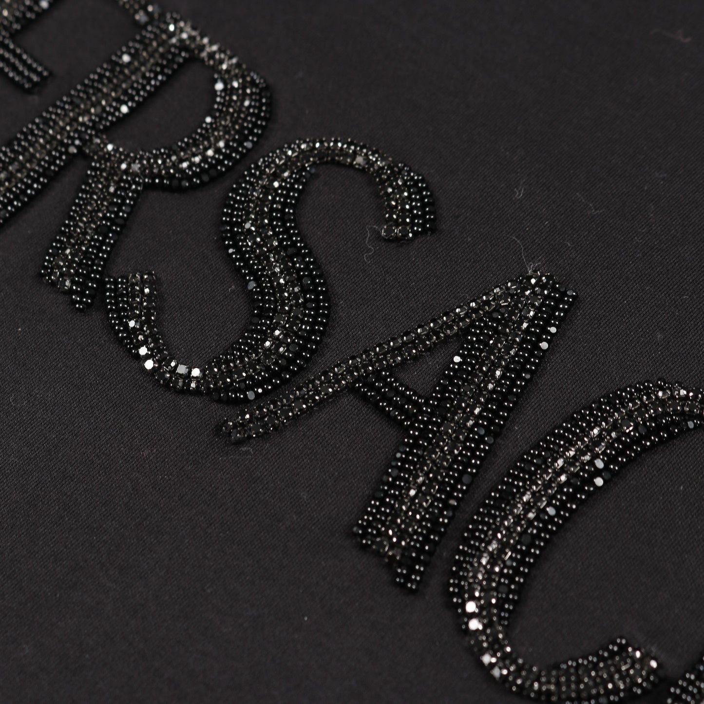 ロゴ Tシャツ ビーズ刺繍 コットン ブラック ヴェルサーチ トップス Versace