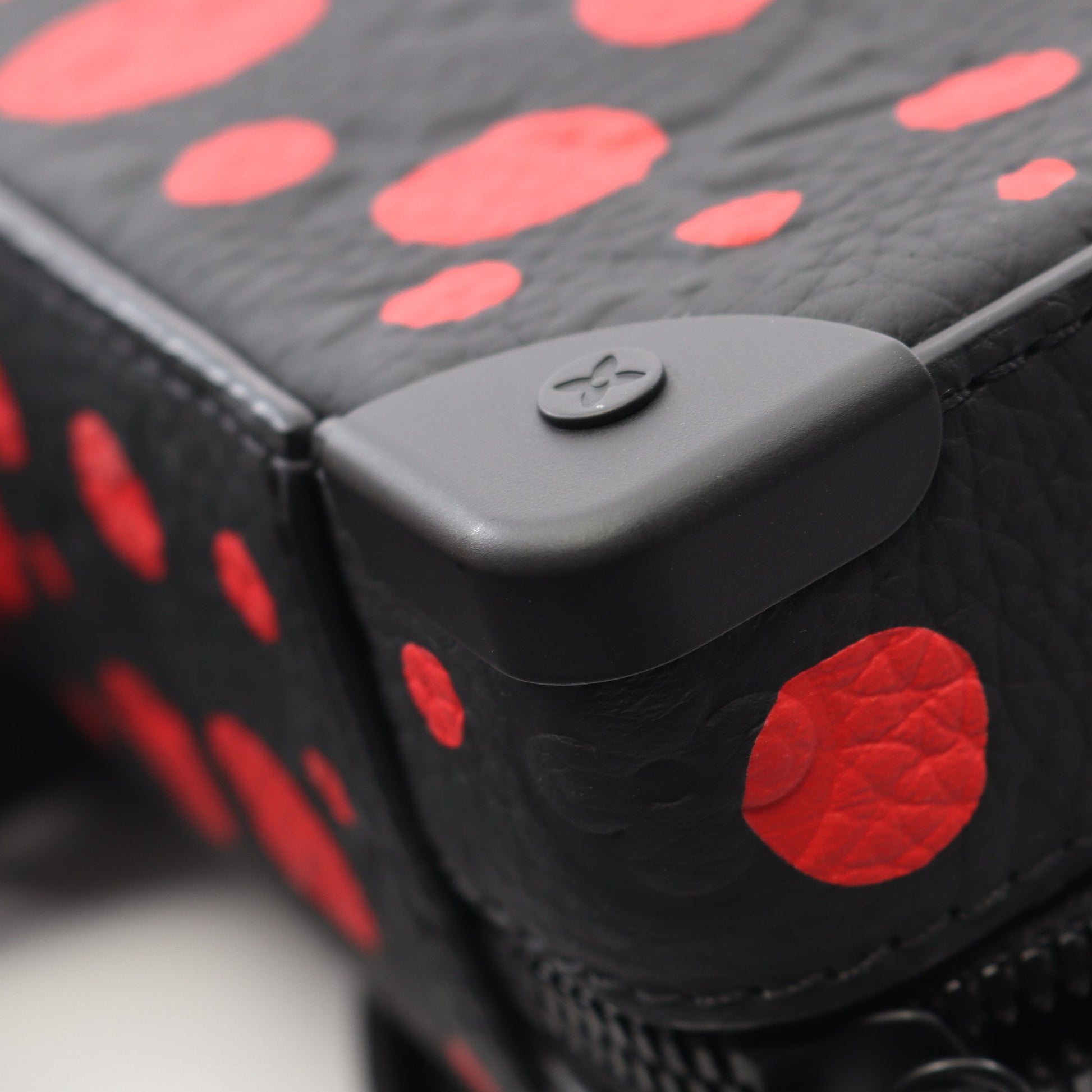 LV × YK ハンドル ソフトトランク モノグラムトリヨン インフィニティドット ハンドバッグ レザー ブラック レッド 2WAY ルイヴィトン バッグ LOUIS VUITTON