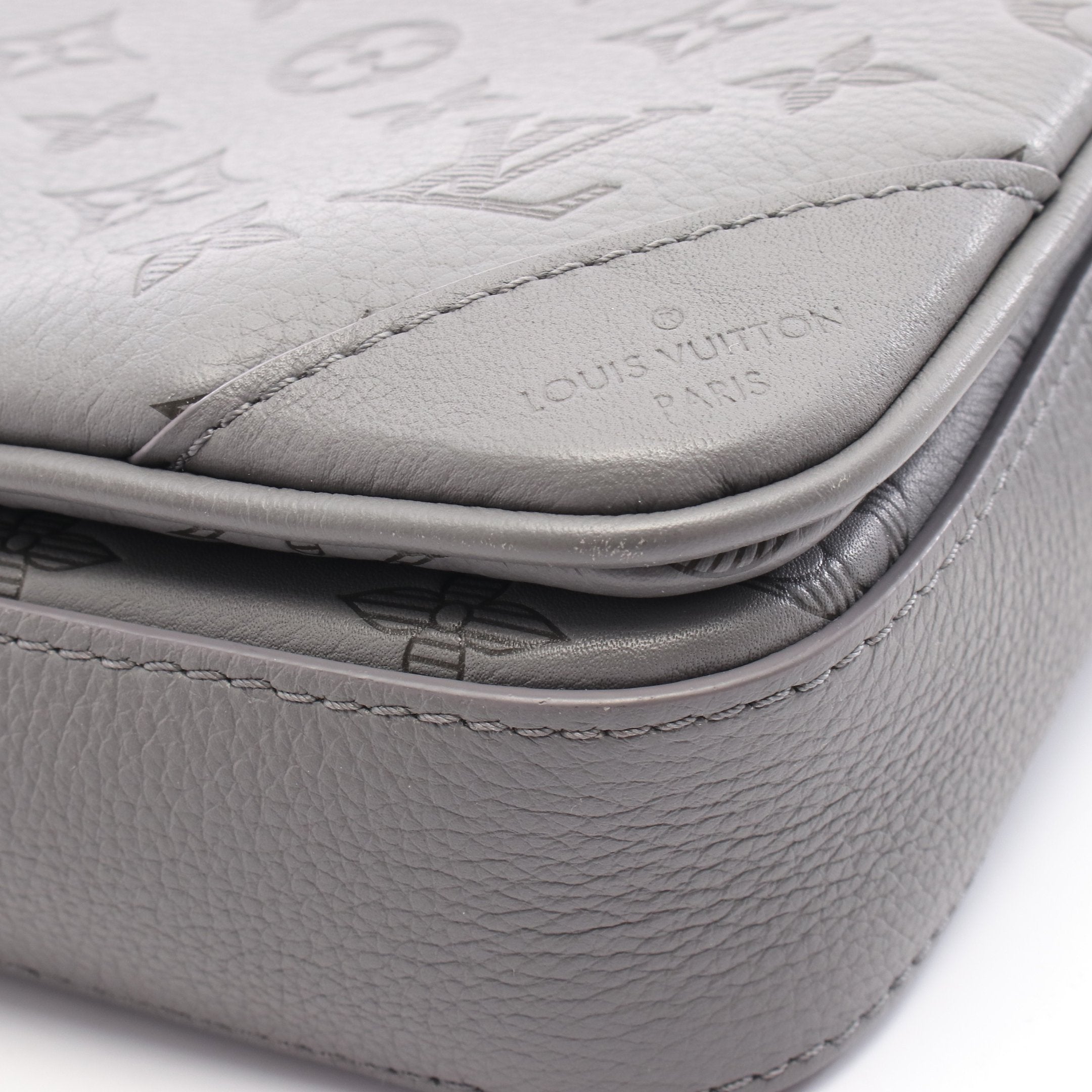 トリオメッセンジャー モノグラムシャドウ ショルダーバッグ レザー