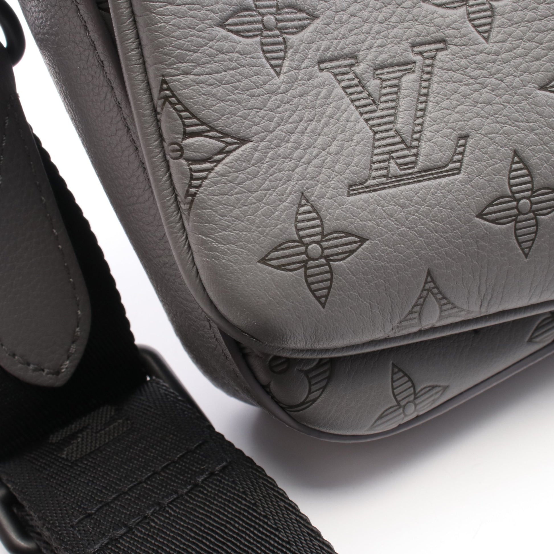 トリオメッセンジャー モノグラムシャドウ ショルダーバッグ レザー グレー ルイヴィトン バッグ LOUIS VUITTON
