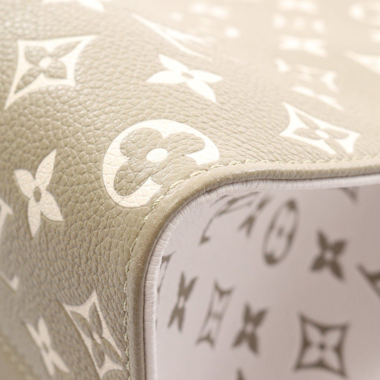 オンザゴーMM モノグラム アンプラント ハンドバッグ トートバッグ レザー カーキグリーン アイボリー 2WAY ルイヴィトン バッグ LOUIS VUITTON