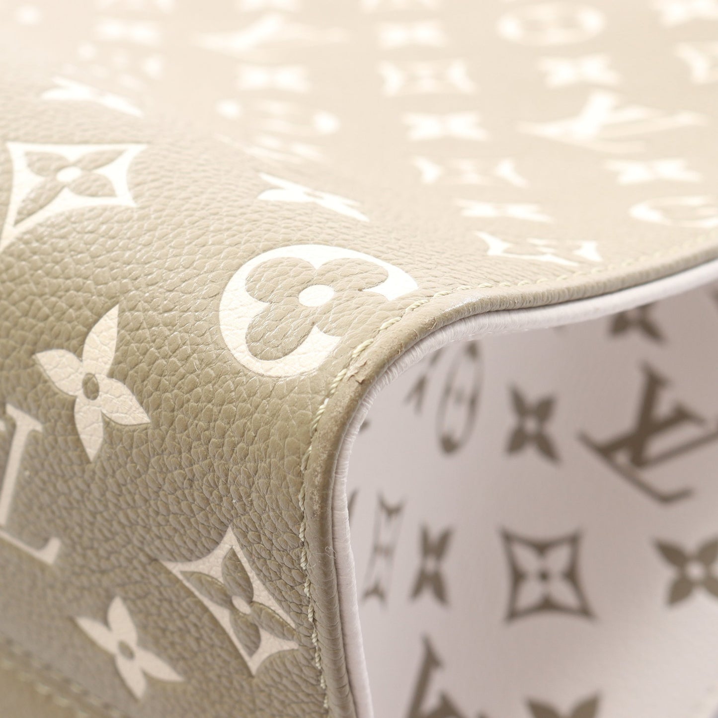 オンザゴーMM モノグラム アンプラント ハンドバッグ トートバッグ レザー カーキグリーン アイボリー 2WAY ルイヴィトン バッグ LOUIS VUITTON