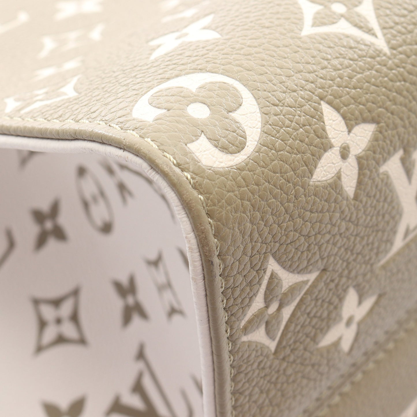 オンザゴーMM モノグラム アンプラント ハンドバッグ トートバッグ レザー カーキグリーン アイボリー 2WAY ルイヴィトン バッグ LOUIS VUITTON