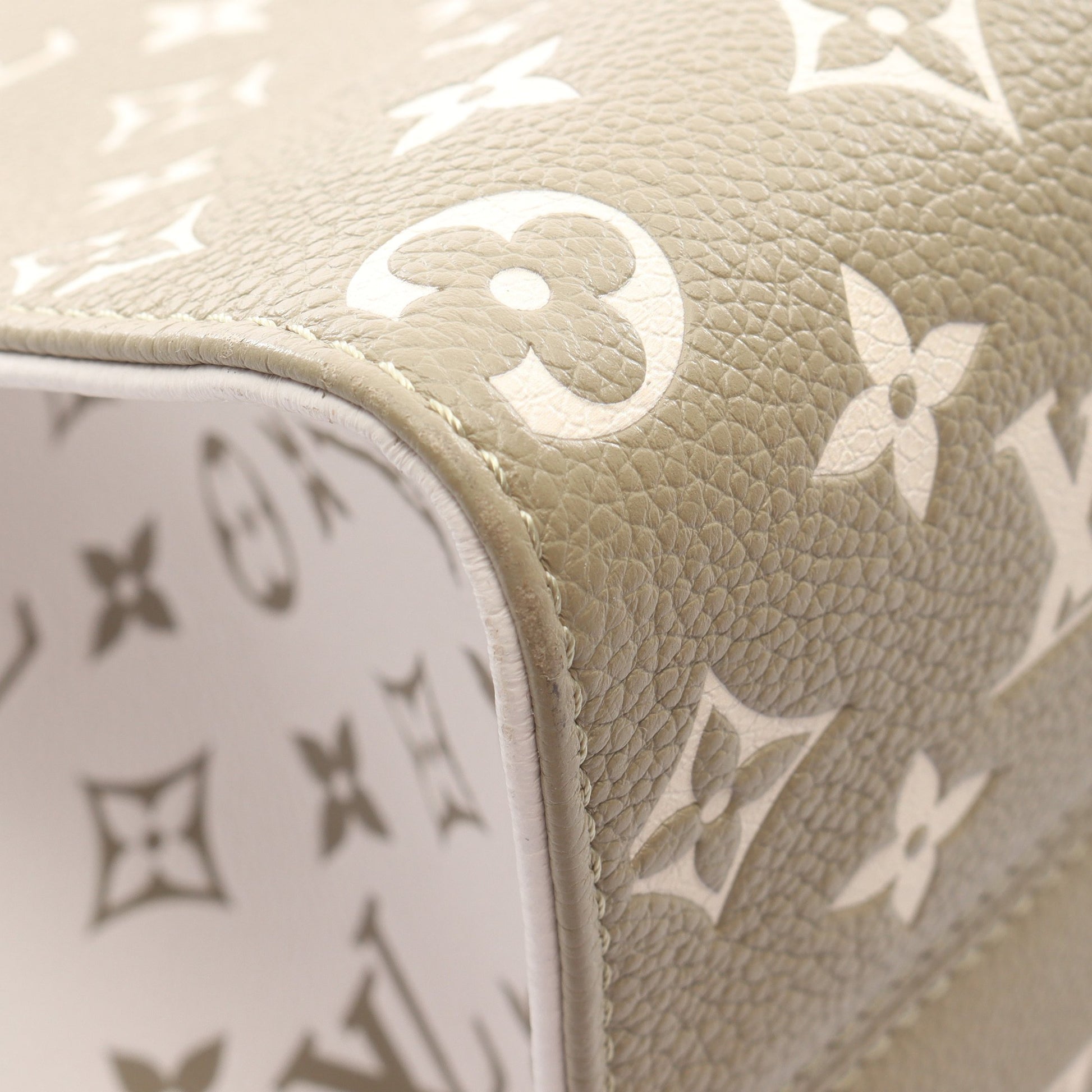 オンザゴーMM モノグラム アンプラント ハンドバッグ トートバッグ レザー カーキグリーン アイボリー 2WAY ルイヴィトン バッグ LOUIS VUITTON