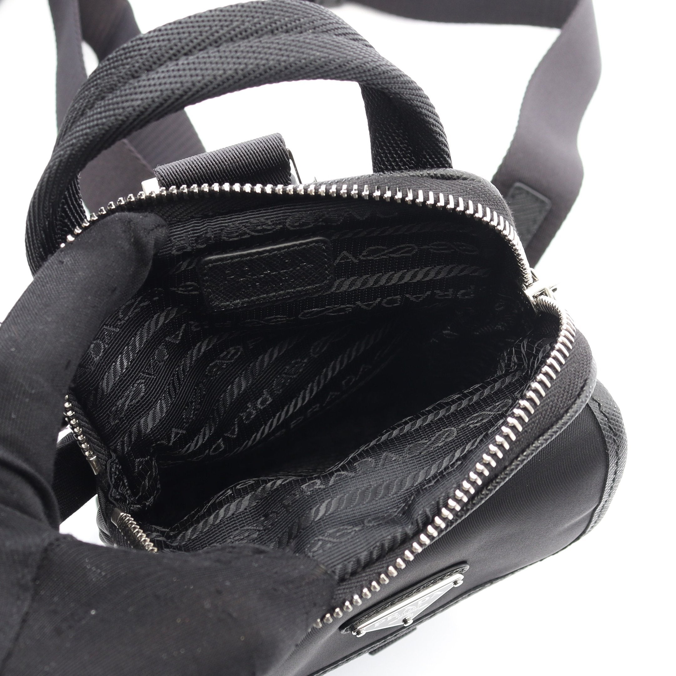 プラダ Re-Nylon スマートフォンケース ブラック ナイロン サフィアーノ Re-Nylon スマートフォンケース ショルダーバッグ ナイロン