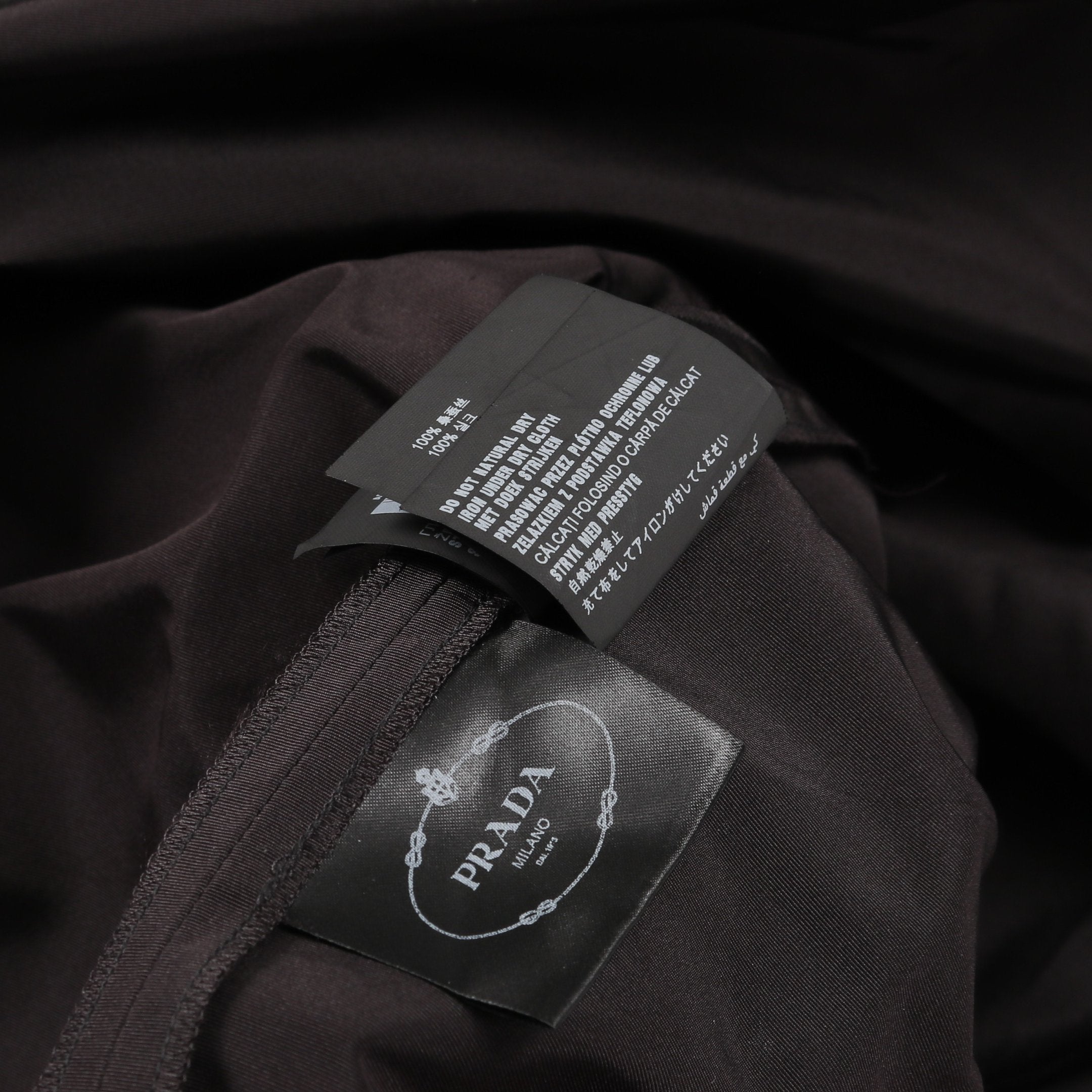 PRADA ブラックシルクノースリーブ プリーツひざ丈ワンピース PRADA（ひざ丈ワンピース ・ ブラック/黒色系）のフリマアイテム一覧