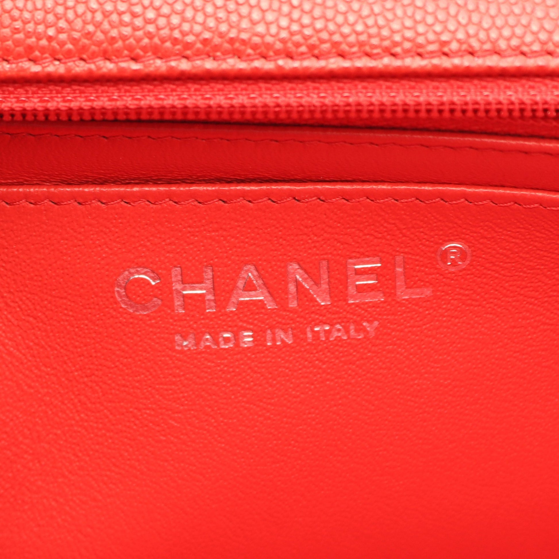 シェブロン Vステッチ チェーンショルダーバッグ キャビアスキン レッド シルバー金具 シャネル バッグ CHANEL