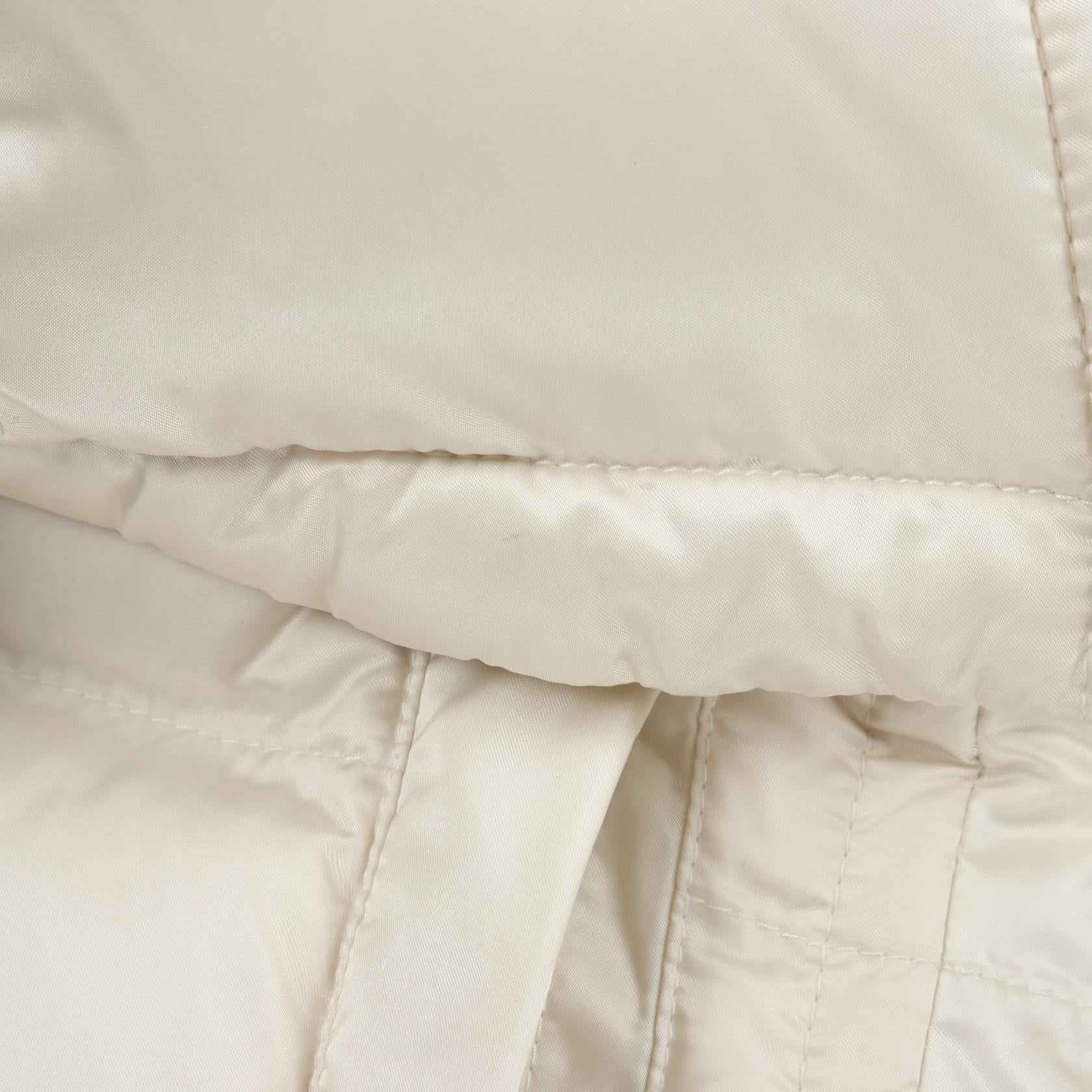 ダウンジャケット ナイロン アイボリー 三角プレート プラダ – RECLO