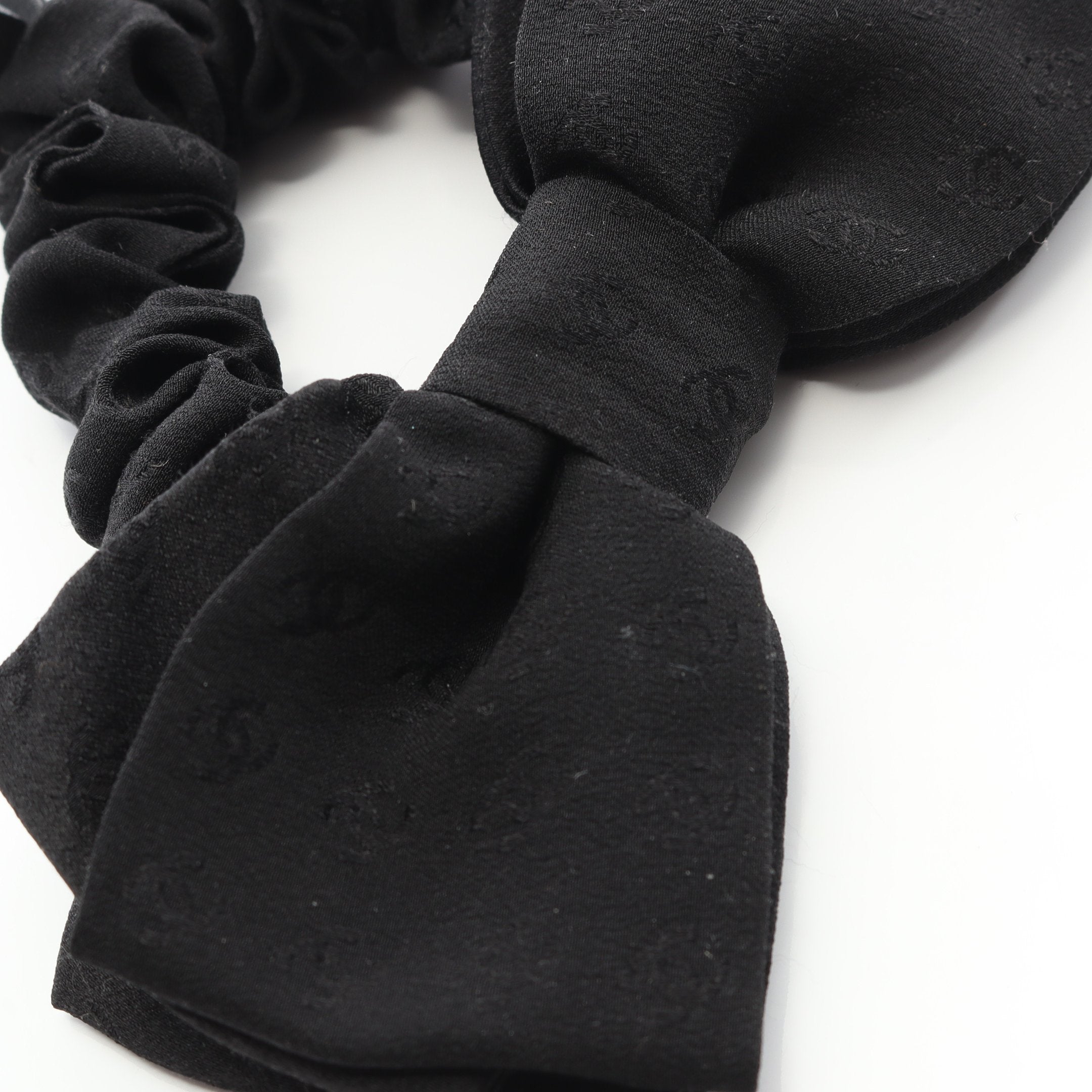 CHANEL シャネル　ヘアアクセサリー　シュシュ　レザー　ブラック　ココマーク ココマーク シュシュ ヘアアクセサリー シルク ブラック シャネル – RECLO