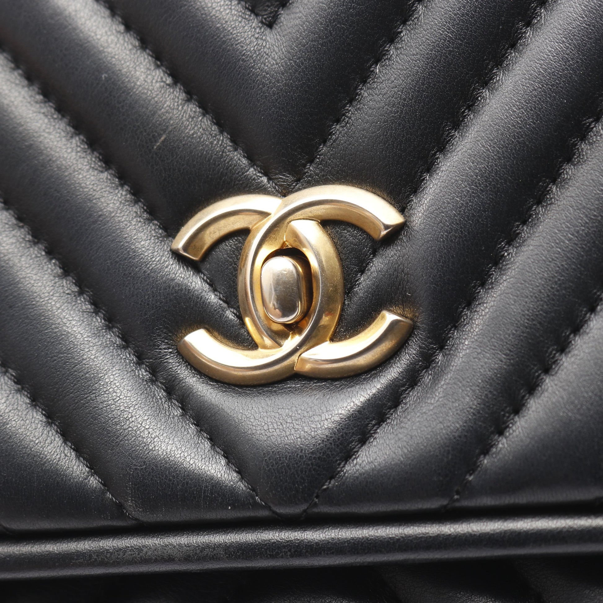 Vステッチ シェブロン チェーンショルダーバッグ ラムスキン ブラック ゴールド金具 2WAY シャネル バッグ CHANEL