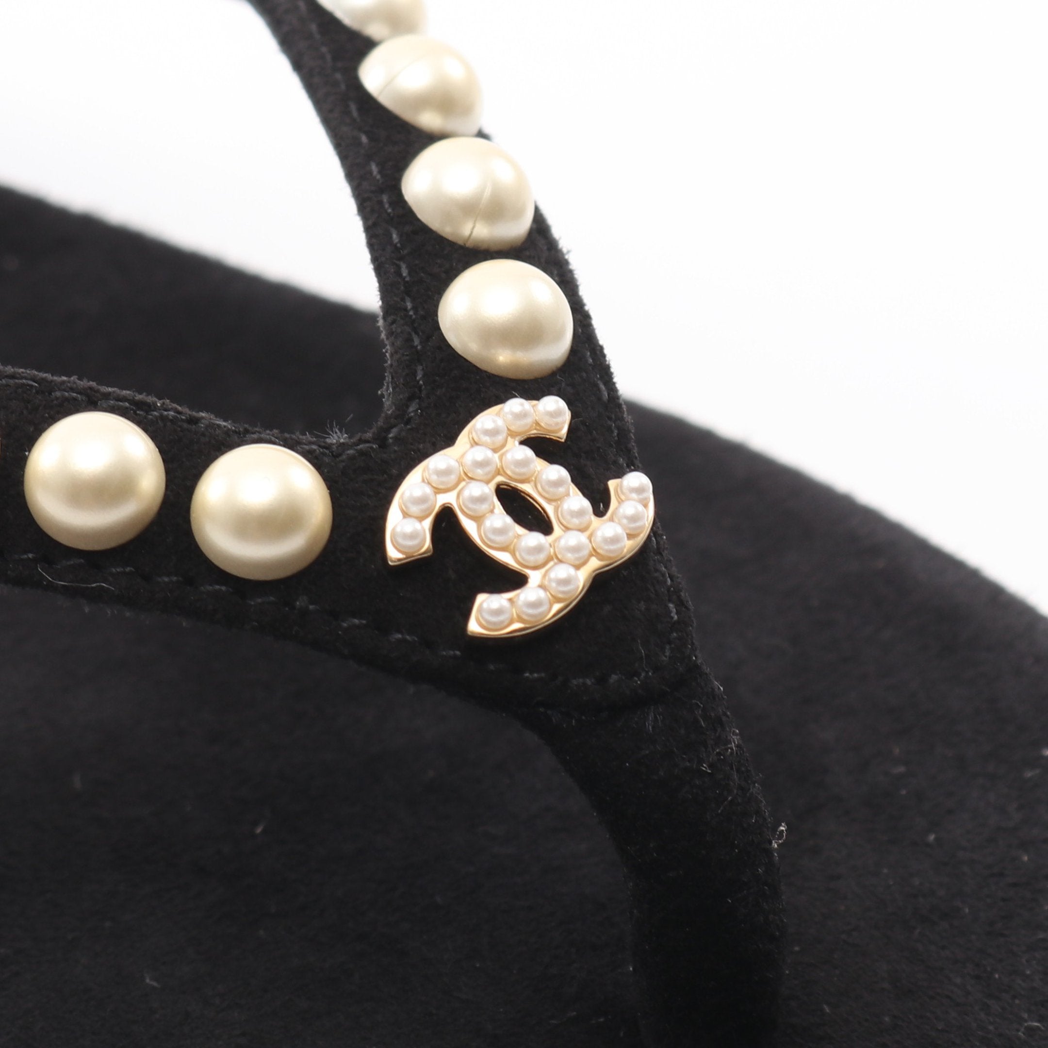 ココマーク パール トングサンダル スエード ブラック 2025クルーズ