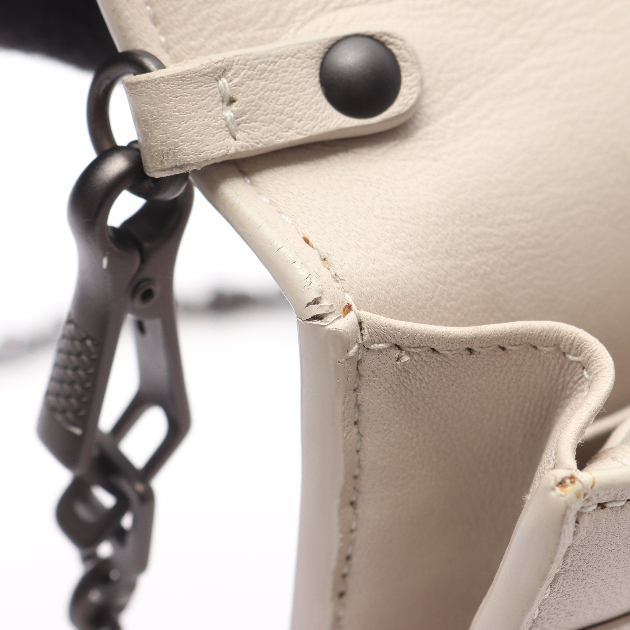 イントレチャート チェーンウォレット レザー ベージュ マルチカラー