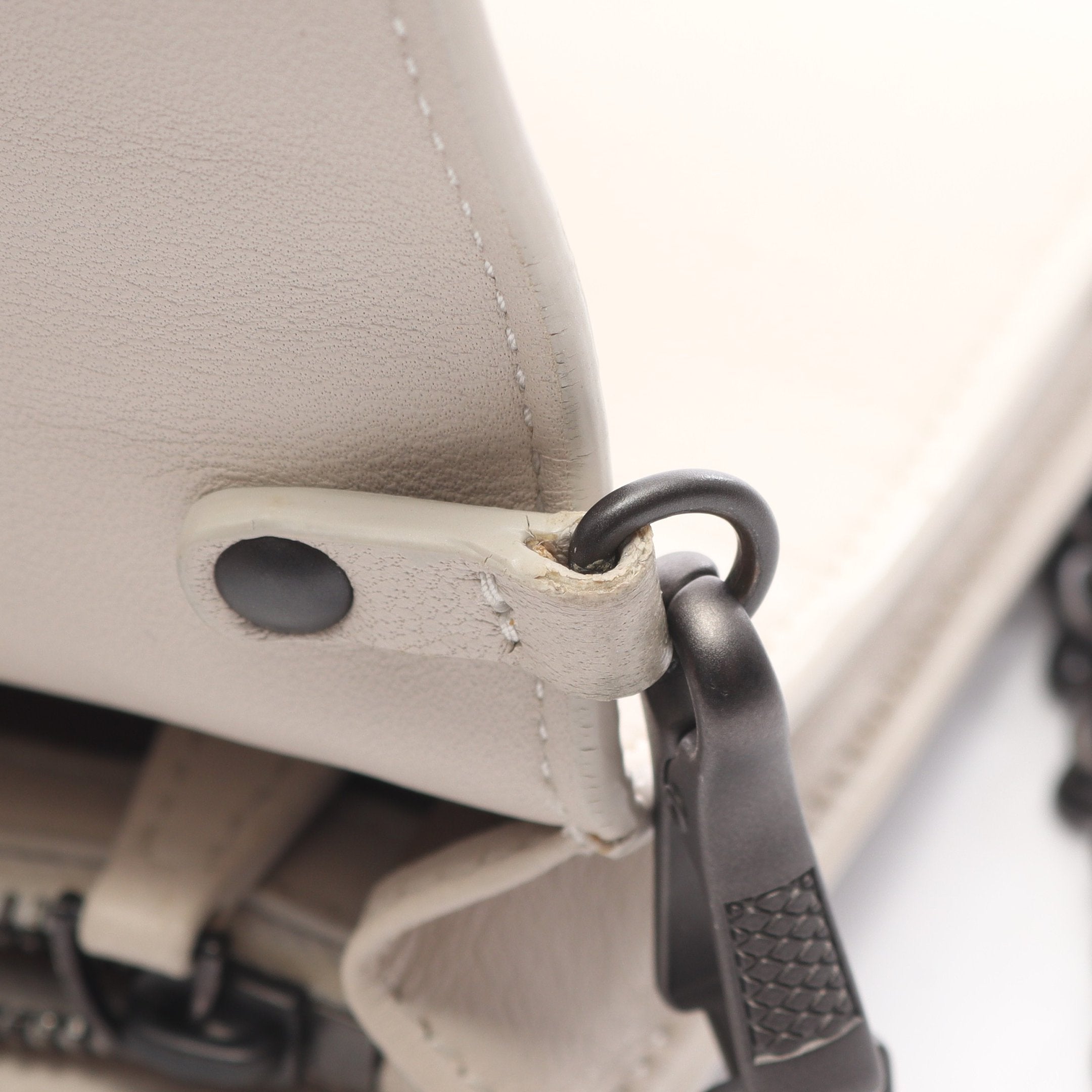 イントレチャート チェーンウォレット レザー ベージュ マルチカラー