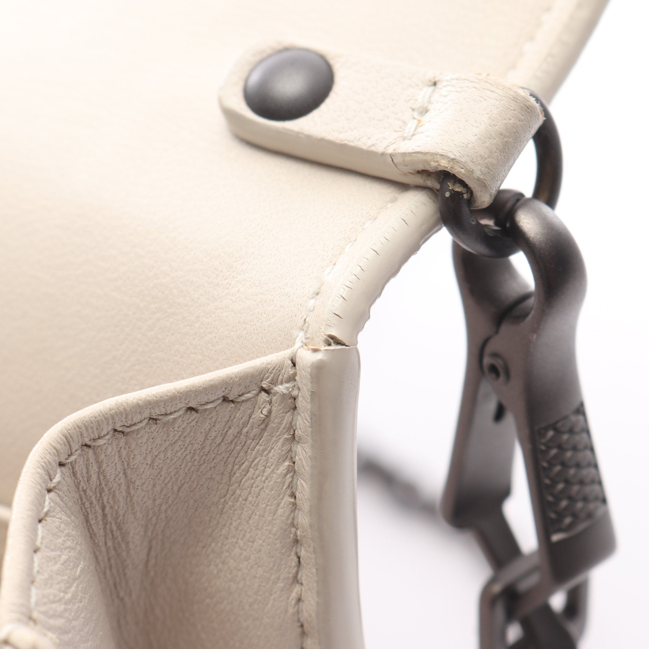 イントレチャート チェーンウォレット レザー ベージュ マルチカラー