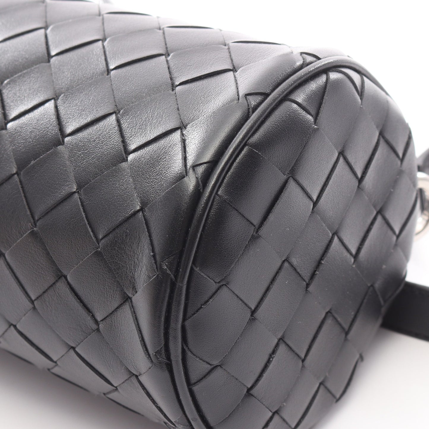 イントレチャート バレル ショルダーバッグ レザー ブラック ボッテガヴェネタ バッグ BOTTEGA VENETA