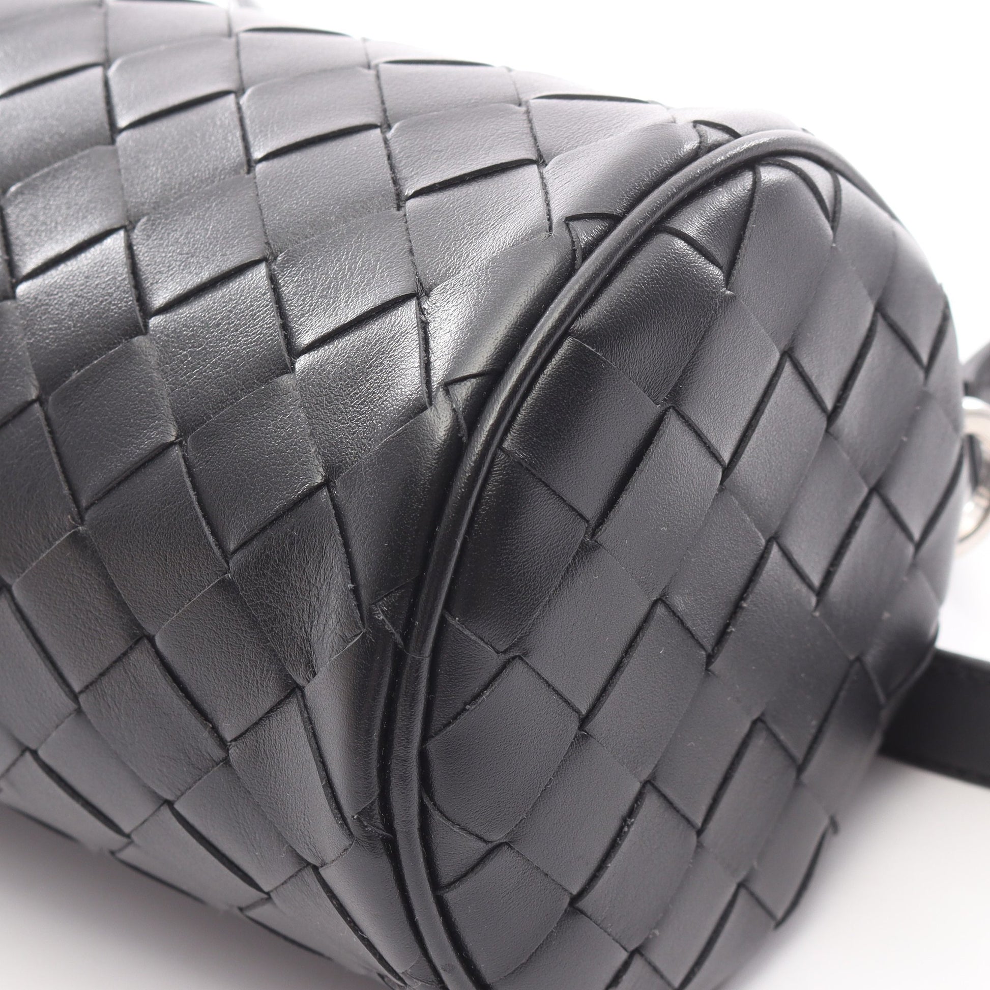 イントレチャート バレル ショルダーバッグ レザー ブラック ボッテガヴェネタ バッグ BOTTEGA VENETA