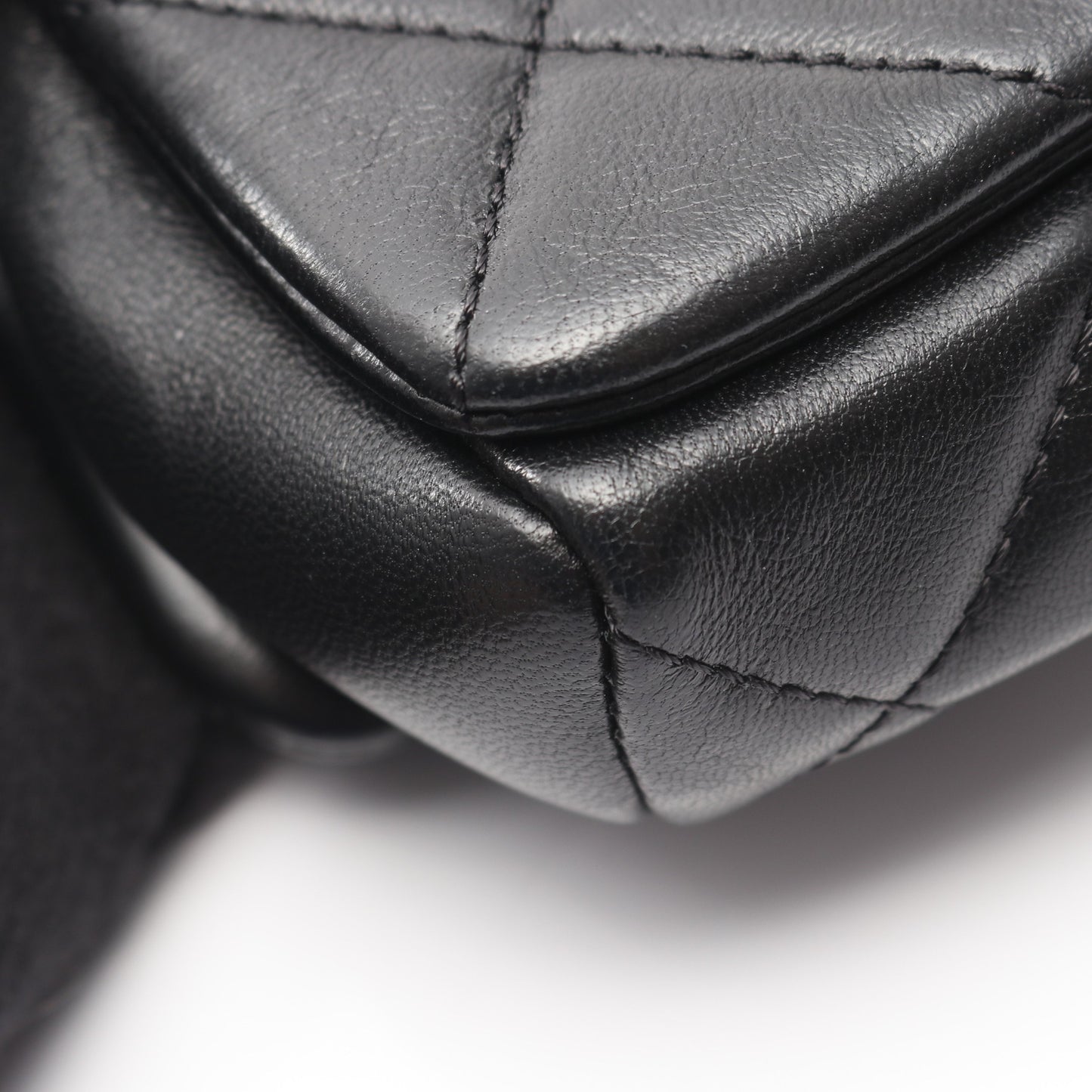マトラッセ カメリア チェーンショルダーバッグ ロゴメダル ラムスキン ブラック ゴールド金具 シャネル バッグ CHANEL