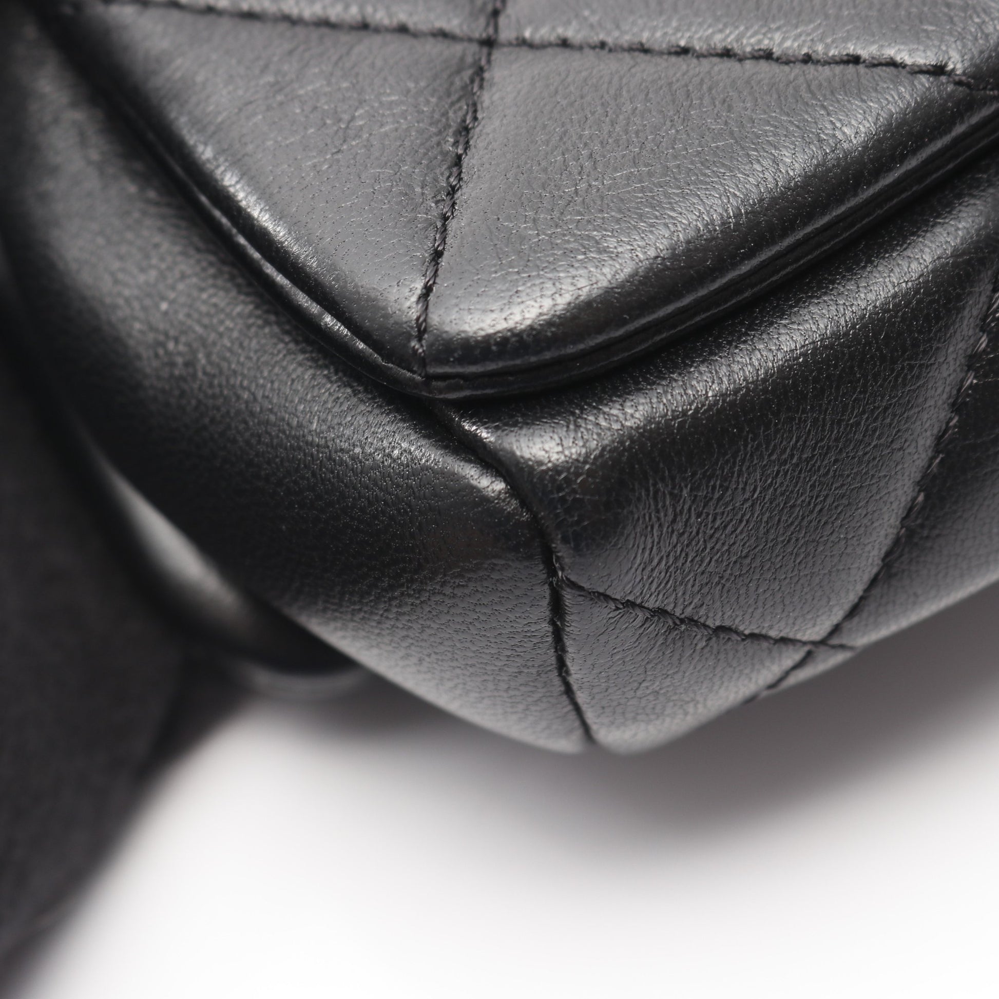 マトラッセ カメリア チェーンショルダーバッグ ロゴメダル ラムスキン ブラック ゴールド金具 シャネル バッグ CHANEL