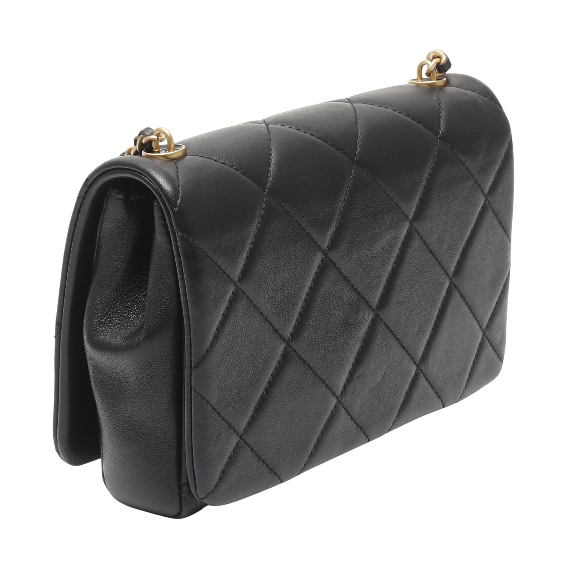 マトラッセ カメリア チェーンショルダーバッグ ロゴメダル ラムスキン ブラック ゴールド金具 シャネル バッグ CHANEL
