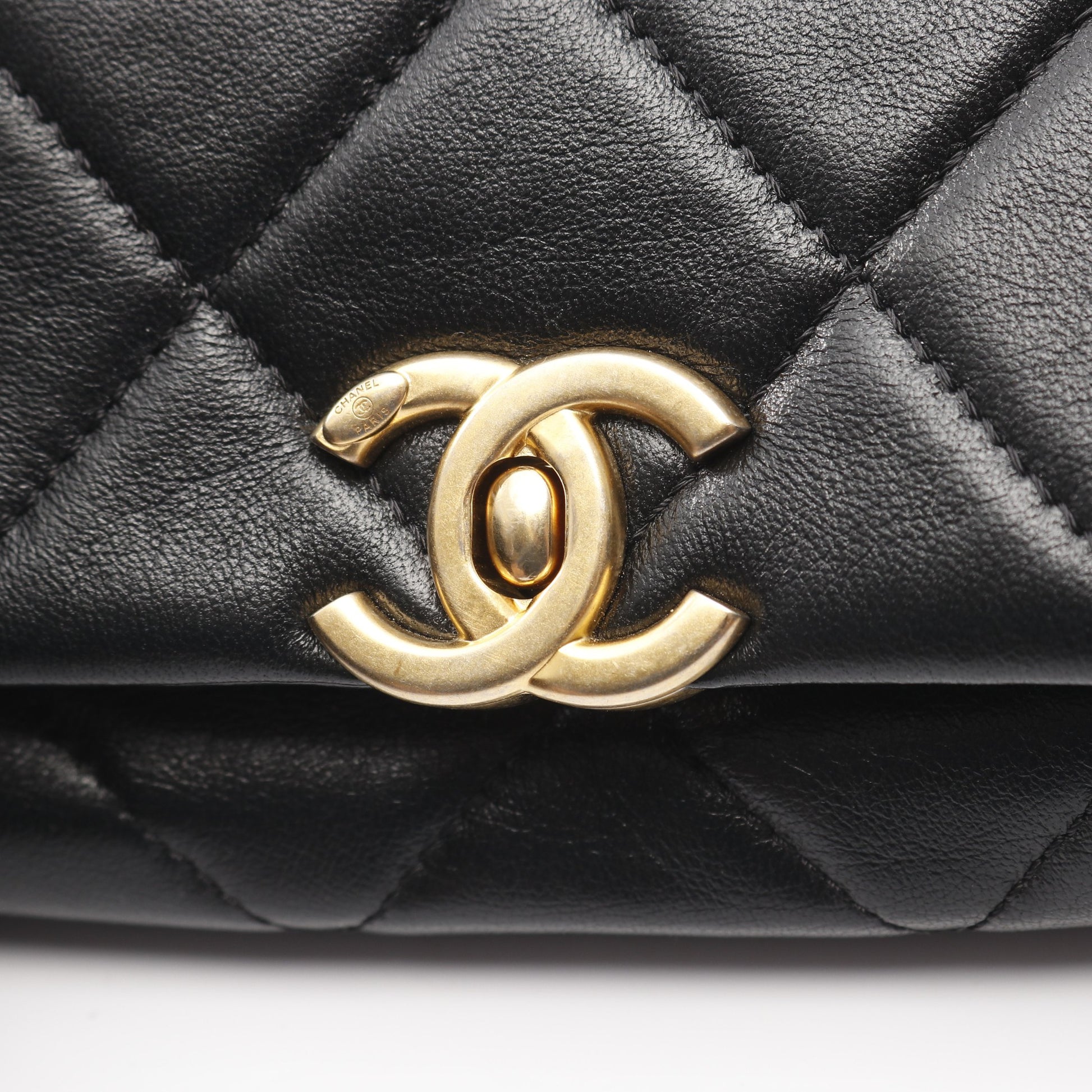 マトラッセ カメリア チェーンショルダーバッグ ロゴメダル ラムスキン ブラック ゴールド金具 シャネル バッグ CHANEL
