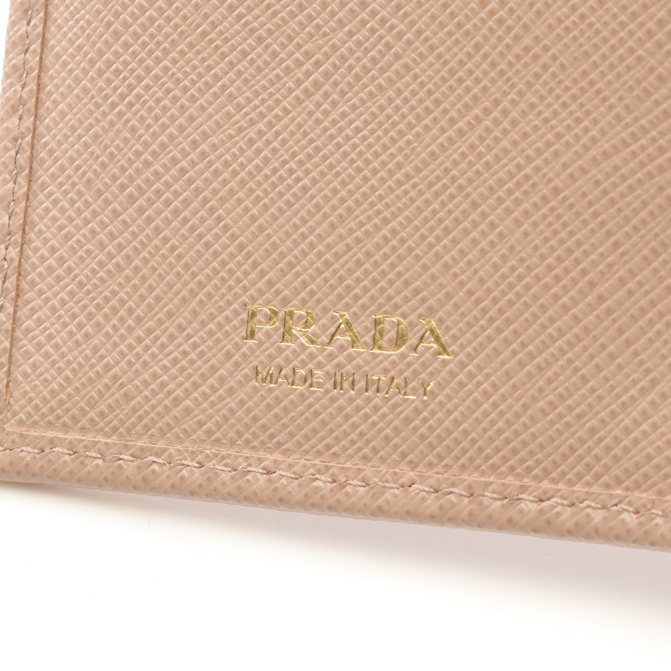 二つ折り長財布 サフィアーノレザー ピンクベージュ プラダ – RECLO