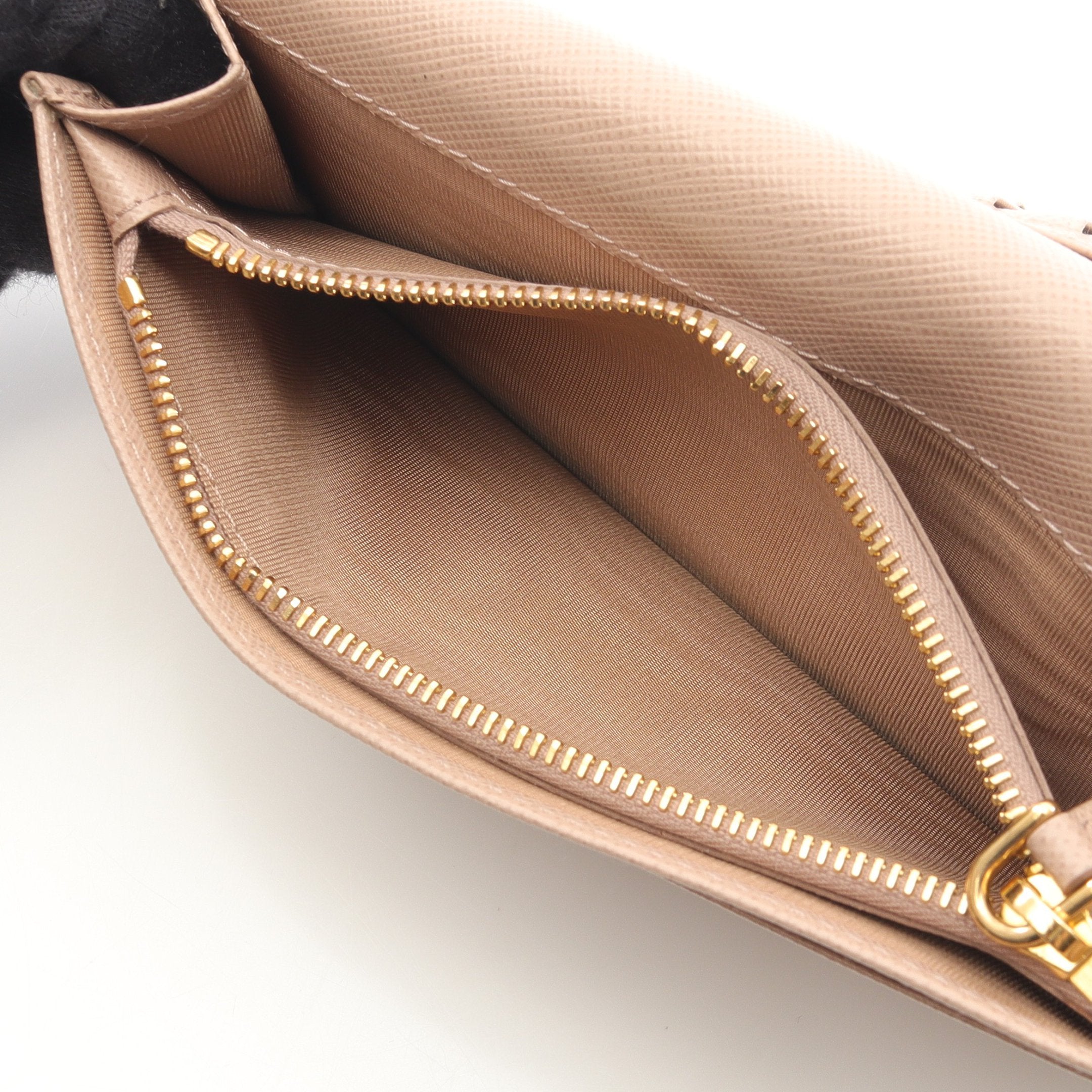 二つ折り長財布 サフィアーノレザー ピンクベージュ プラダ – RECLO