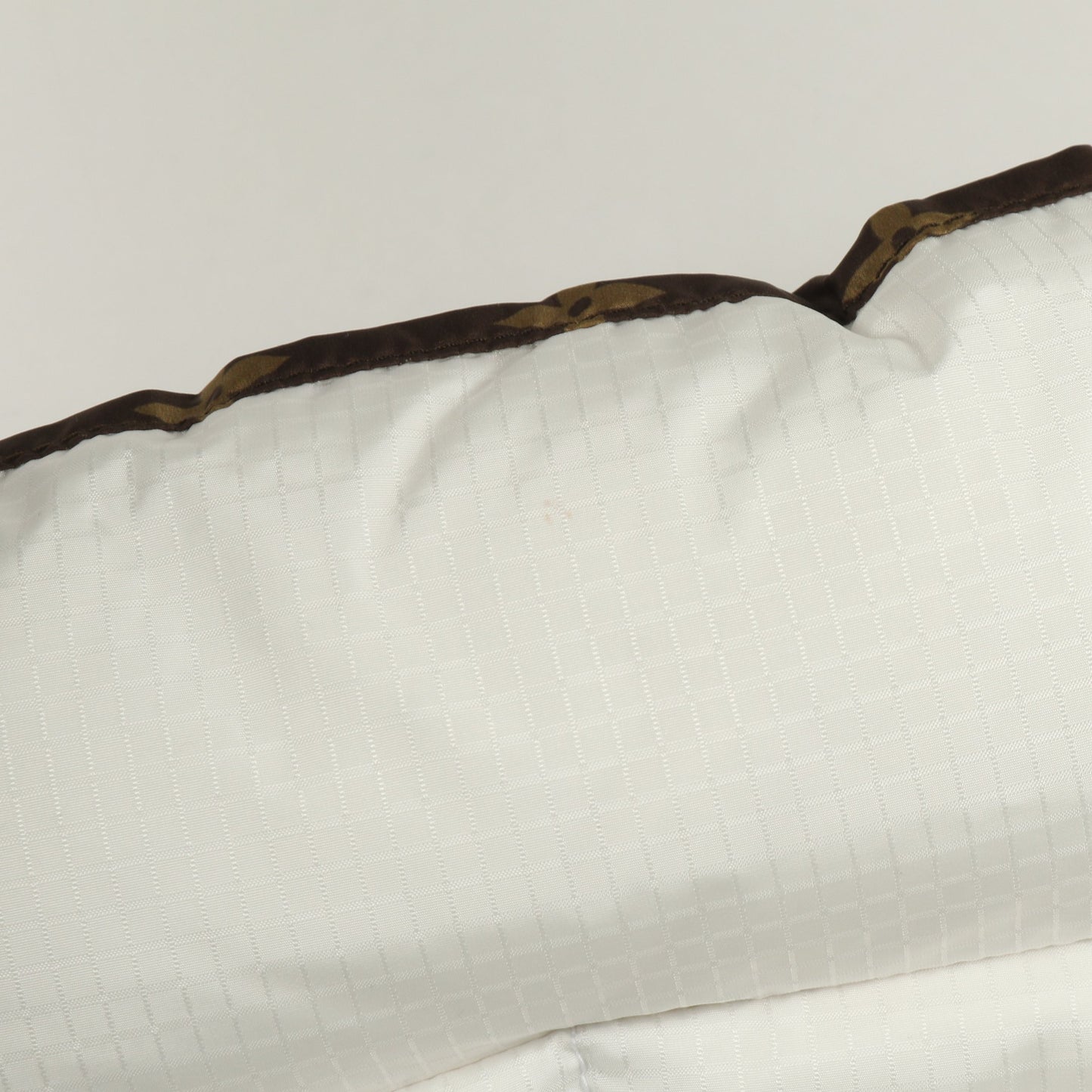 モノグラムアクセント ピロー パッファージャケット ダウンジャケット ナイロン ホワイト ブラウン ルイヴィトン アウター LOUIS VUITTON