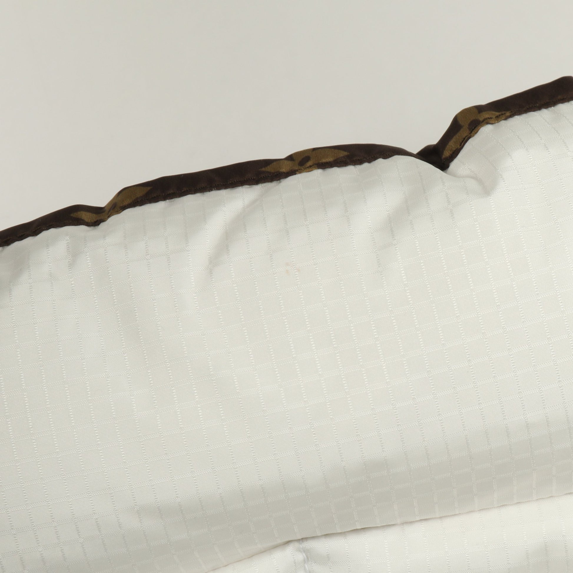 モノグラムアクセント ピロー パッファージャケット ダウンジャケット ナイロン ホワイト ブラウン ルイヴィトン アウター LOUIS VUITTON